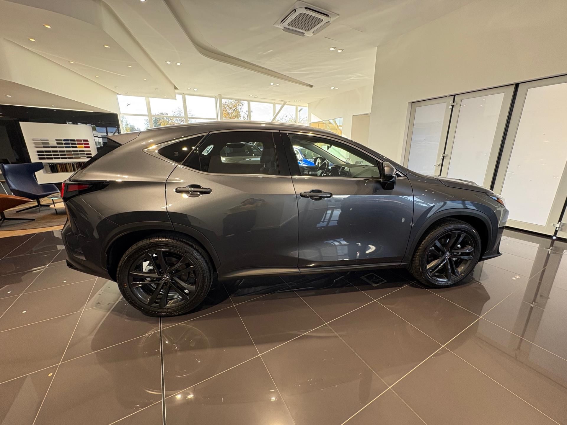 Lexus NX 350h, Prestige 4x4 - fotka 4