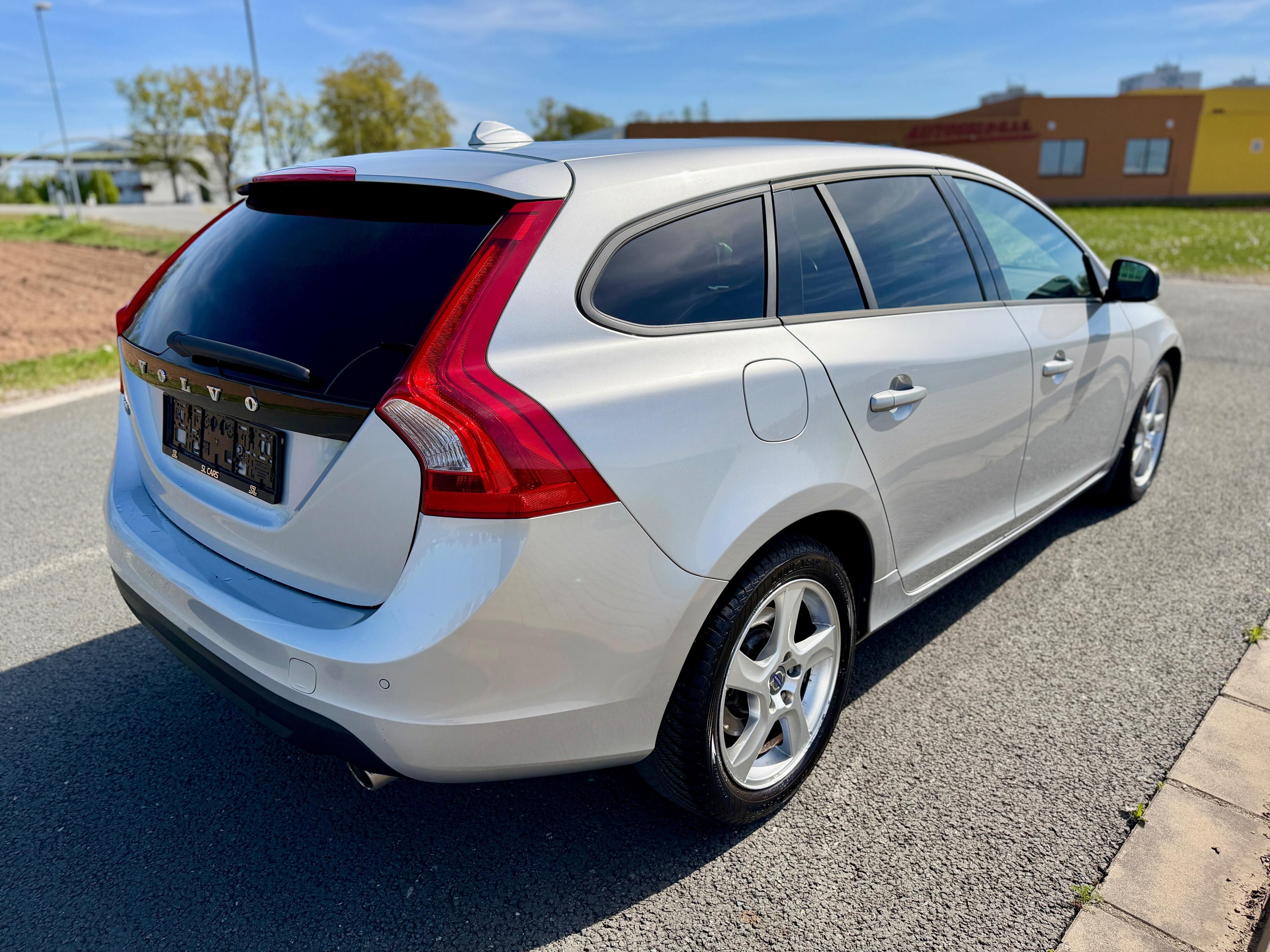Volvo V60, 2.4 D5 KINETIC NAVI SERVISKA - fotka 5