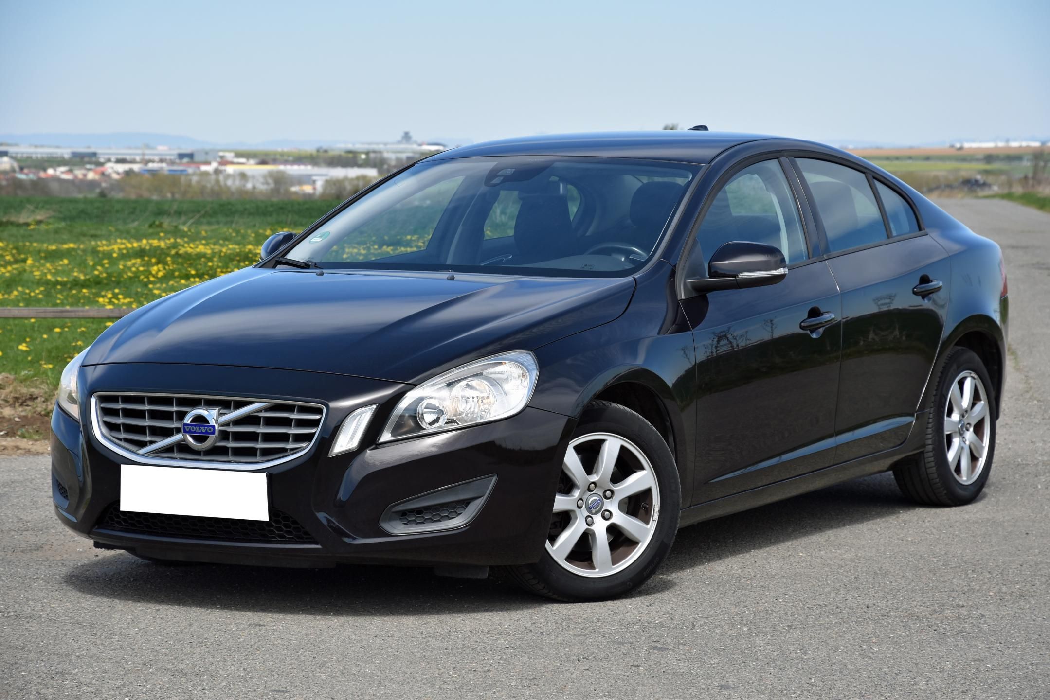 Volvo S60, T4 132 kW A/T,NAVI,TEMP,PDC,TZ