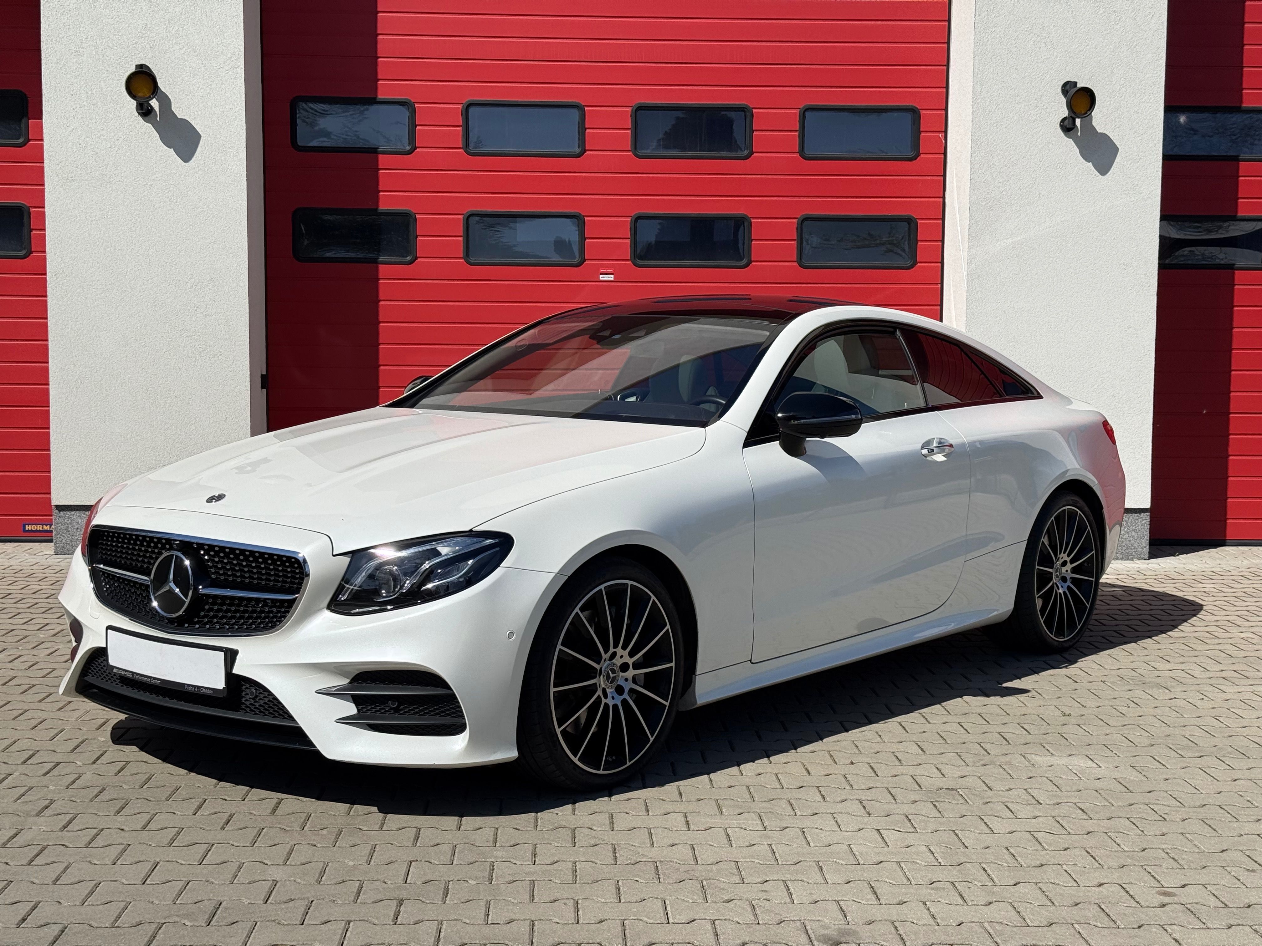 Mercedes-Benz Třídy E, E 400 4MATIC Coupé - fotka 2