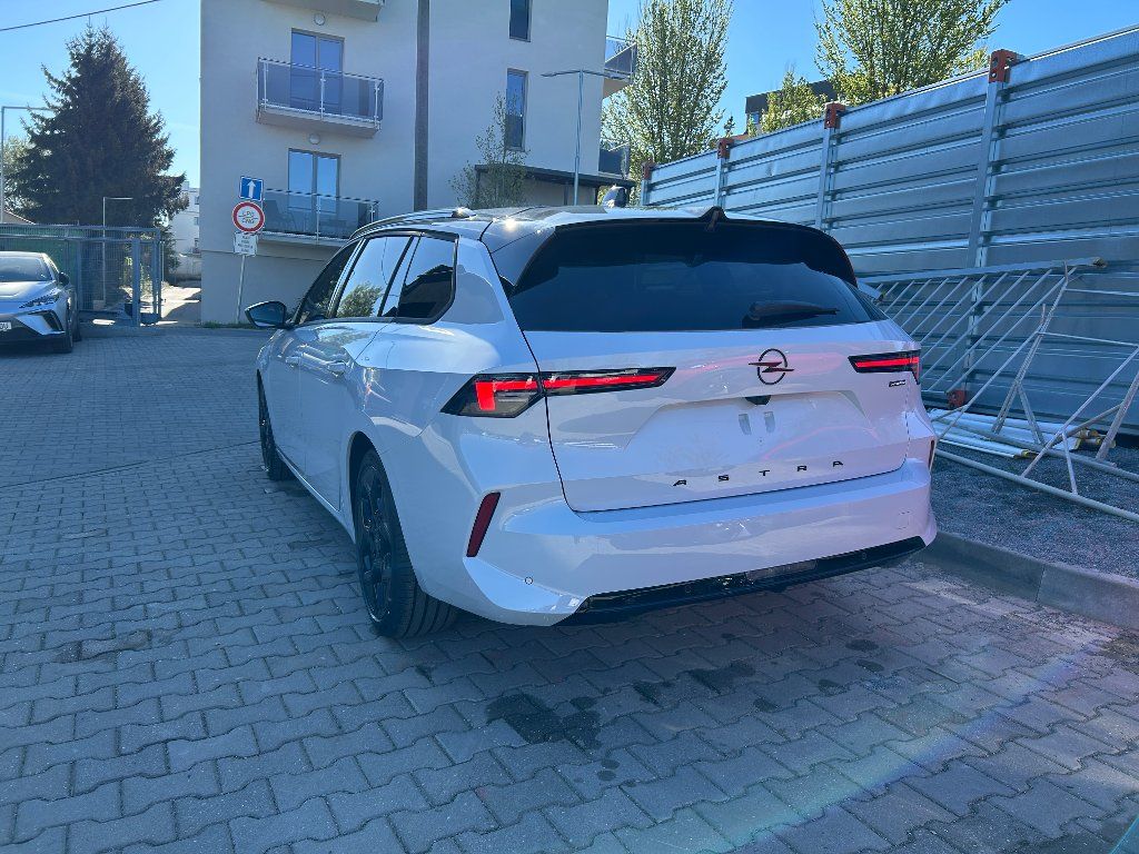 Opel Astra, ST Ultimate 1,2 Turbo 107kW AT - fotka 4
