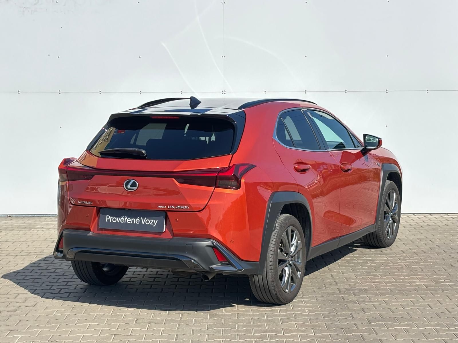 Lexus UX 250h, 2,0 HSD e-CVT F Sport Design E - fotka 2