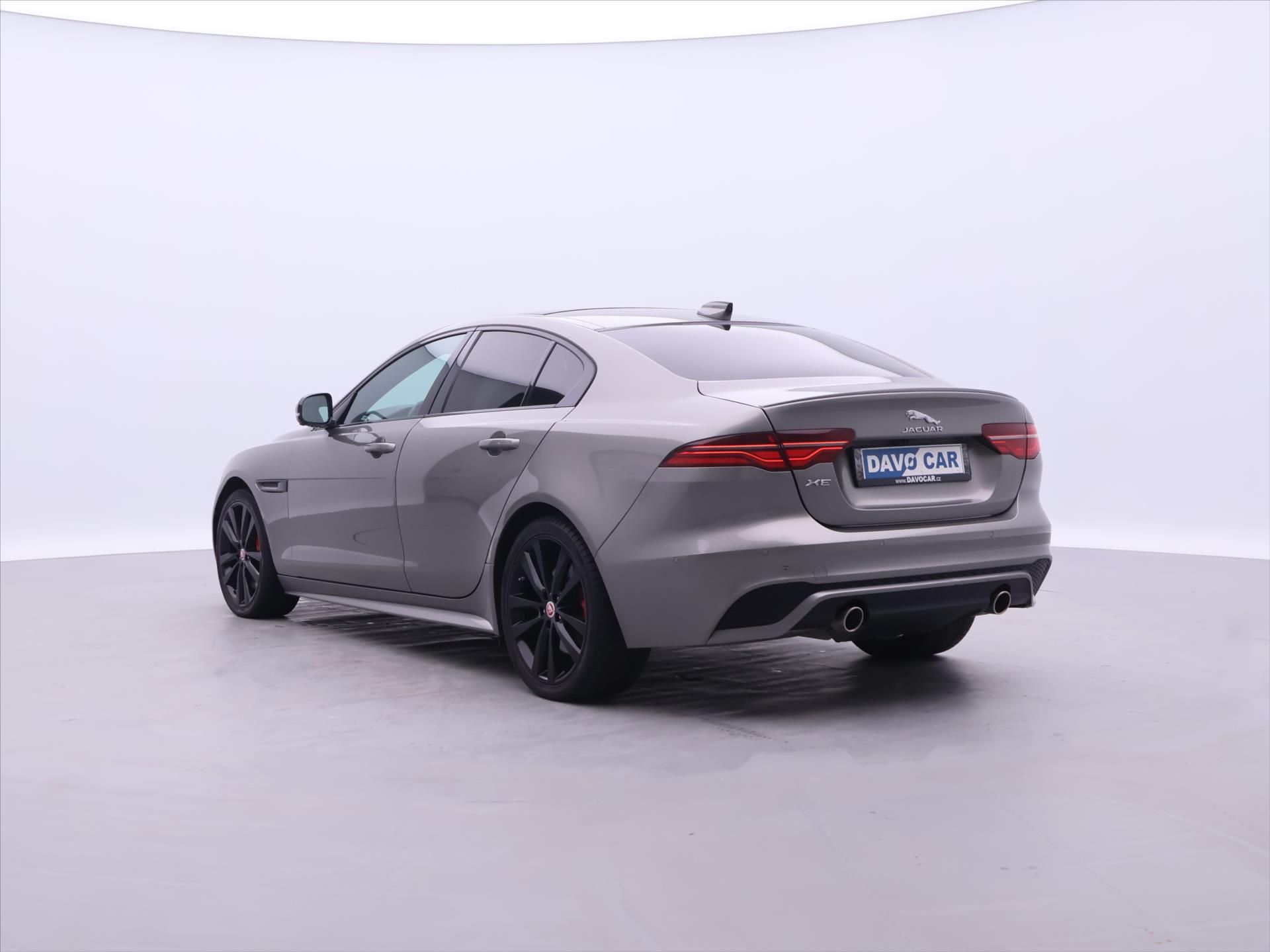 Jaguar XE, 2,0 P300 221kW R-Dynamic DPH - fotka 5