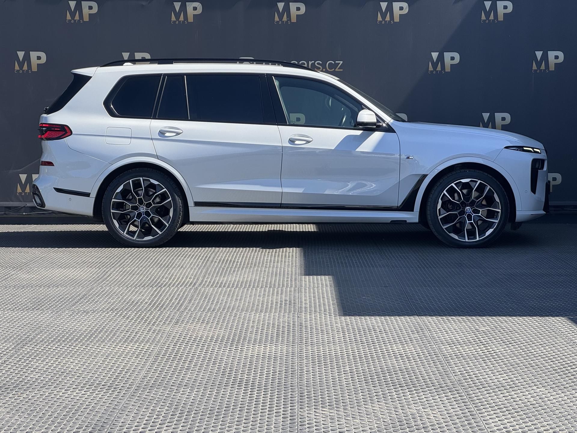 BMW X7, 40d 250kw M-Packet - fotka 4