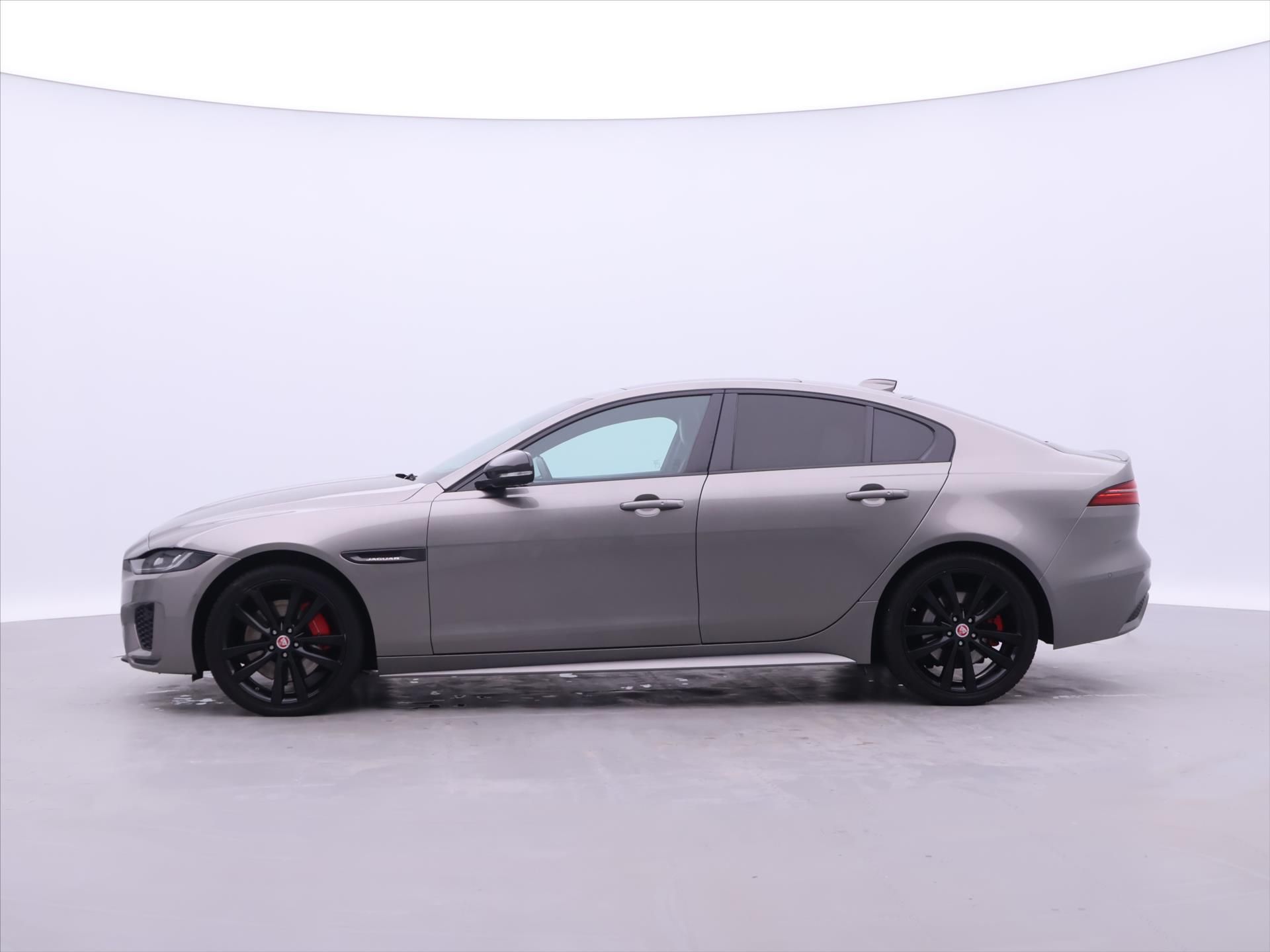 Jaguar XE, 2,0 P300 221kW R-Dynamic DPH - fotka 4
