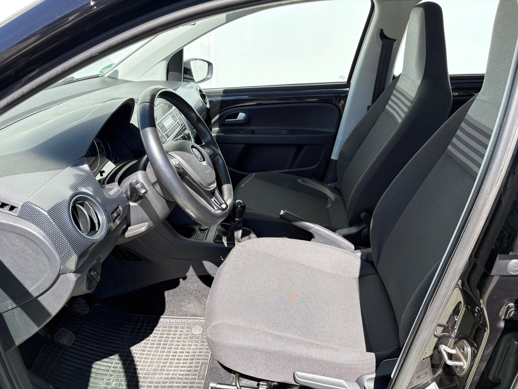 Volkswagen Up!, 1.0, 55kW, Klima, Výhřevy - fotka 6