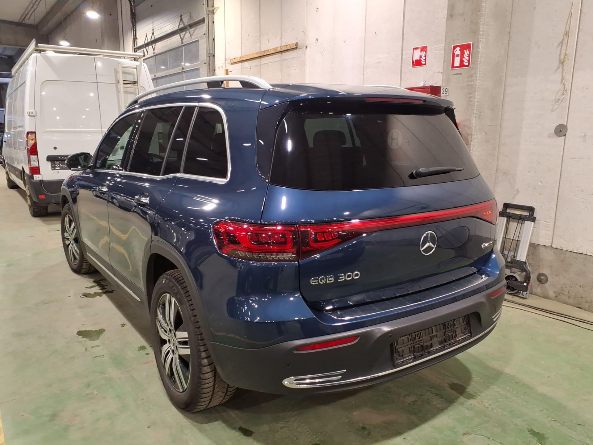 Mercedes-Benz EQB, 300 Luxury 4×4 - fotka 4
