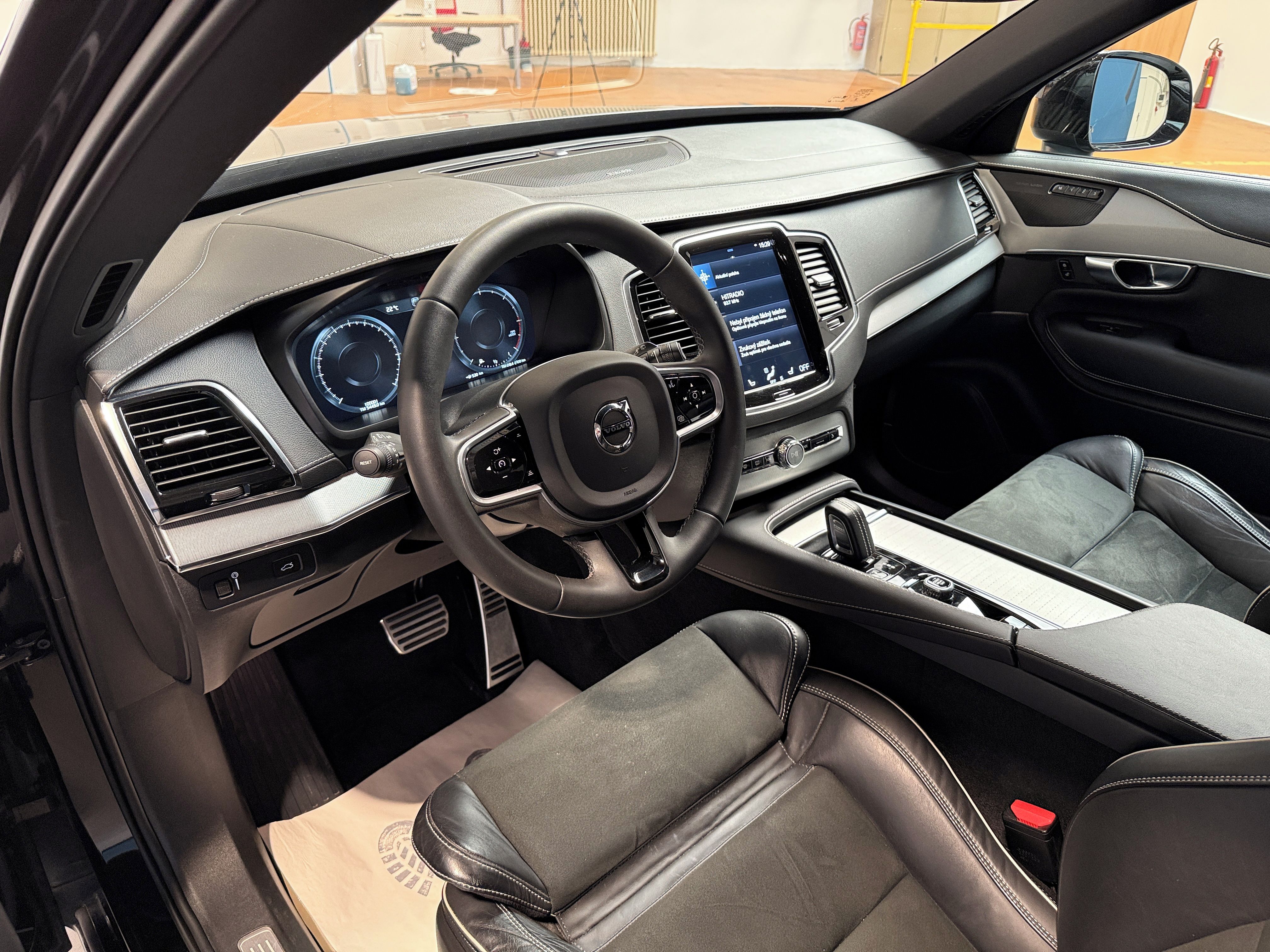 Volvo XC90, B5 AWD diesel R-Design Auto - fotka 5