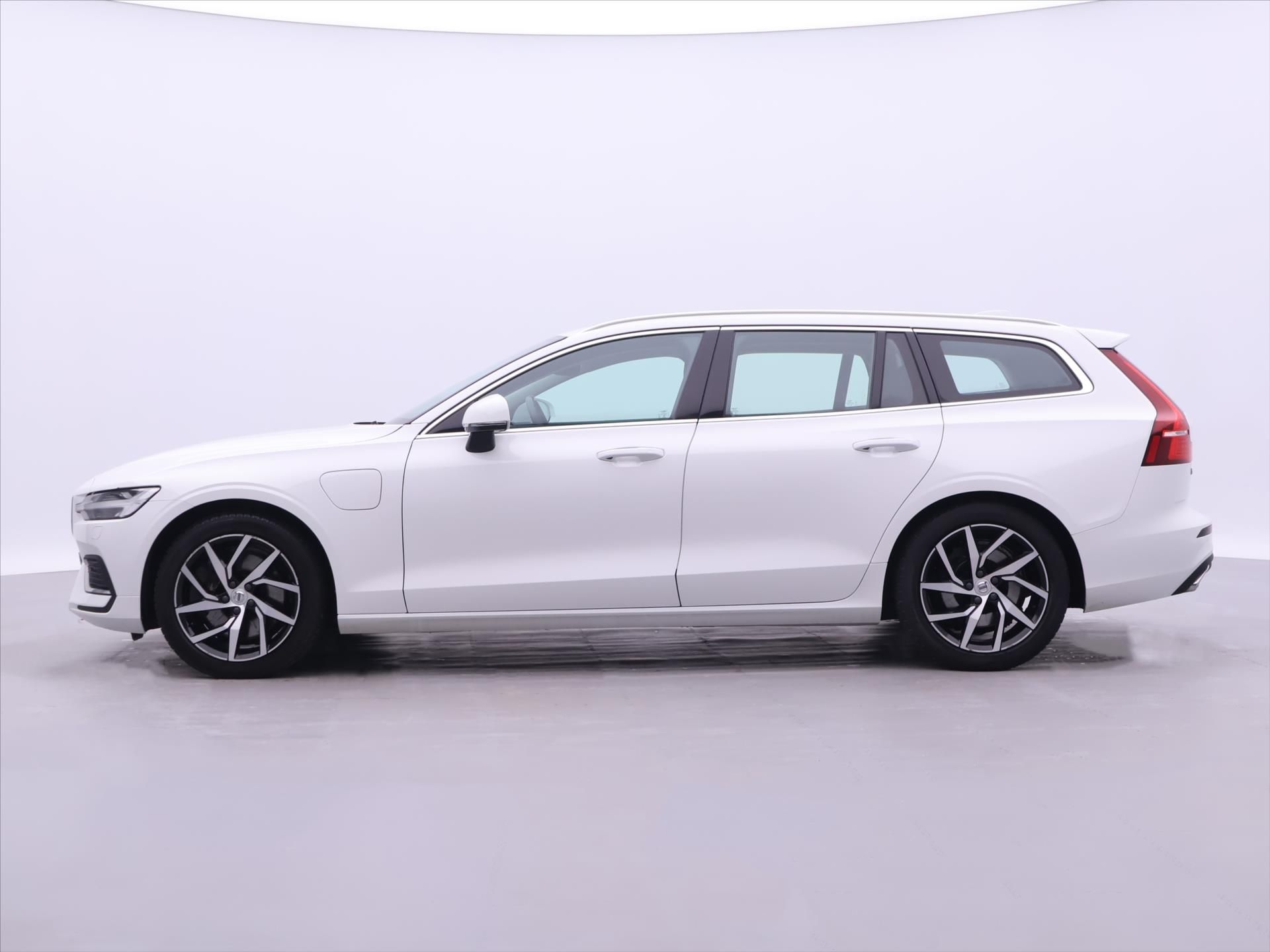 Volvo V60, 2,0 B5 AWD Momentum Pro AT DPH - fotka 4