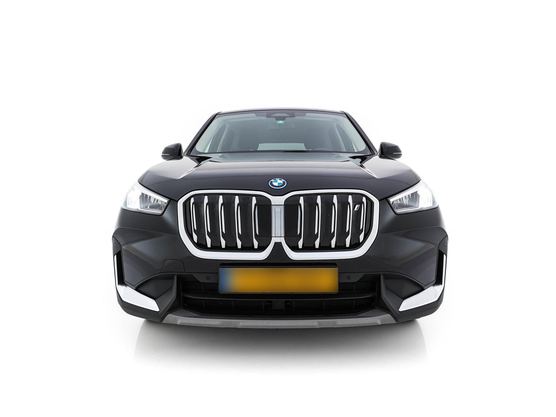 BMW iX1, xDrive30 4×4 - fotka 2