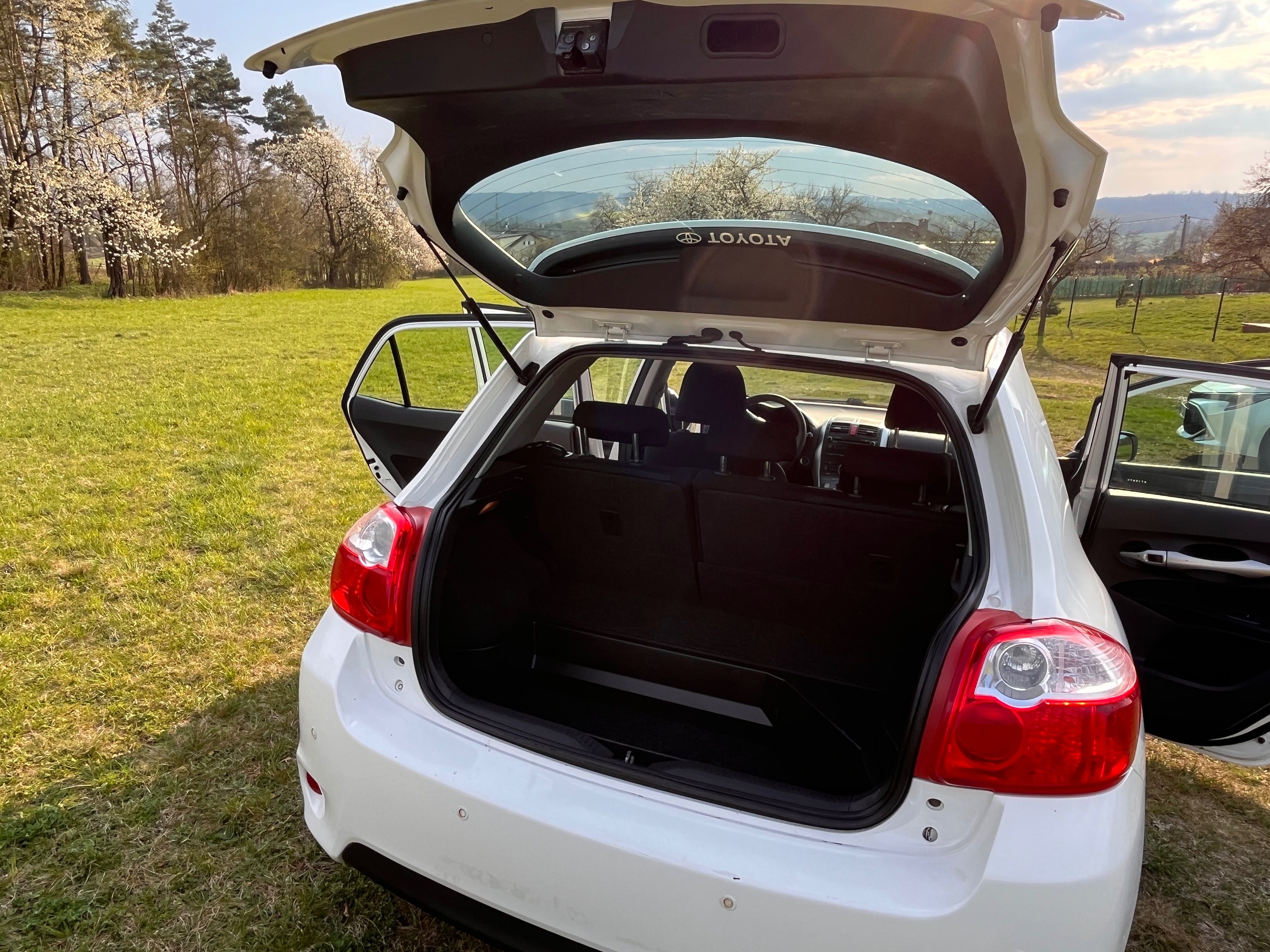 Toyota Auris, 1,8 hybrid, servisováno - fotka 3