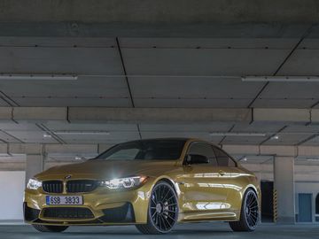 BMW M4 F82 Austin Yellow