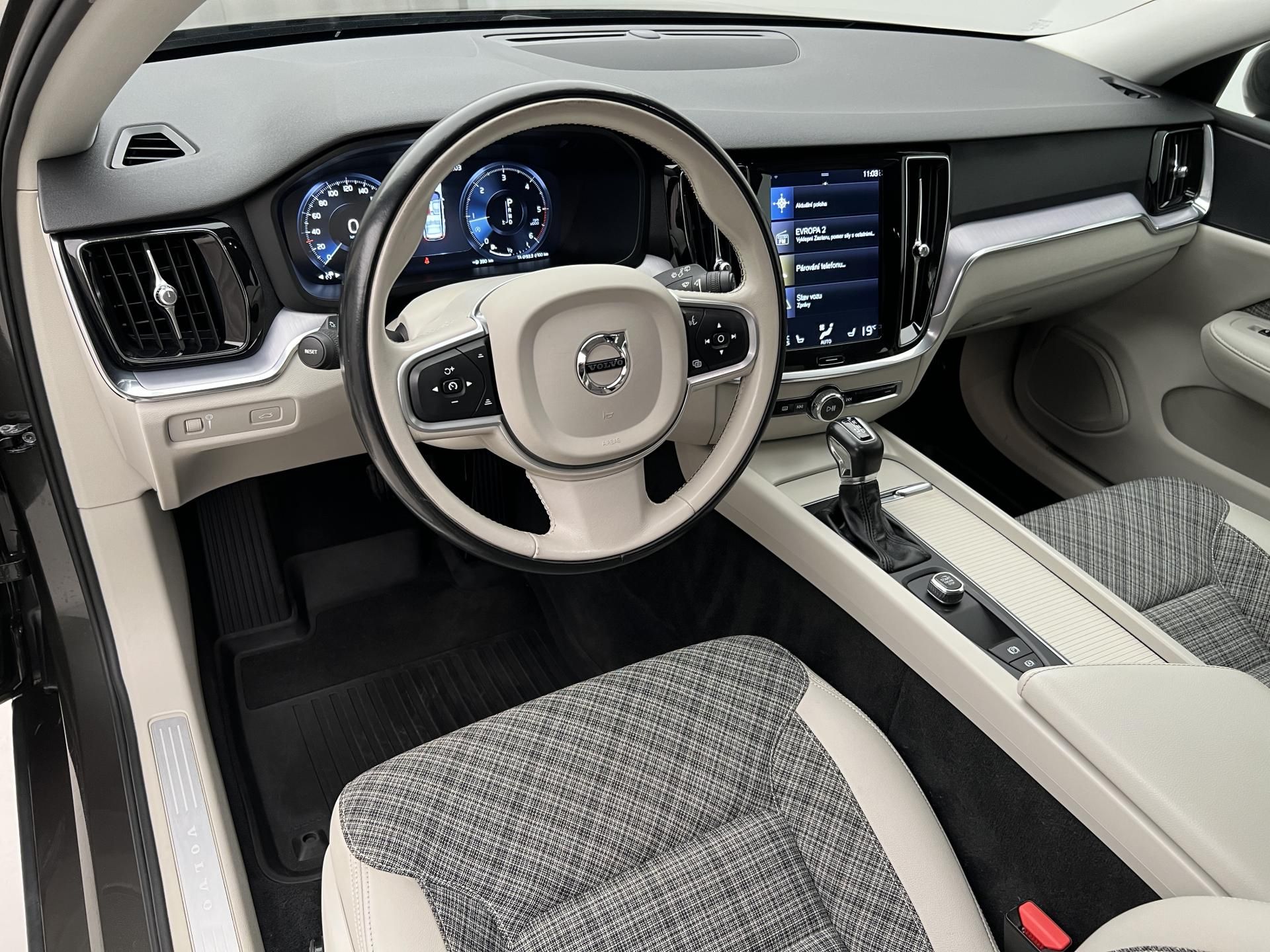 Volvo V60, D4 MOMENTUM AUT - fotka 4