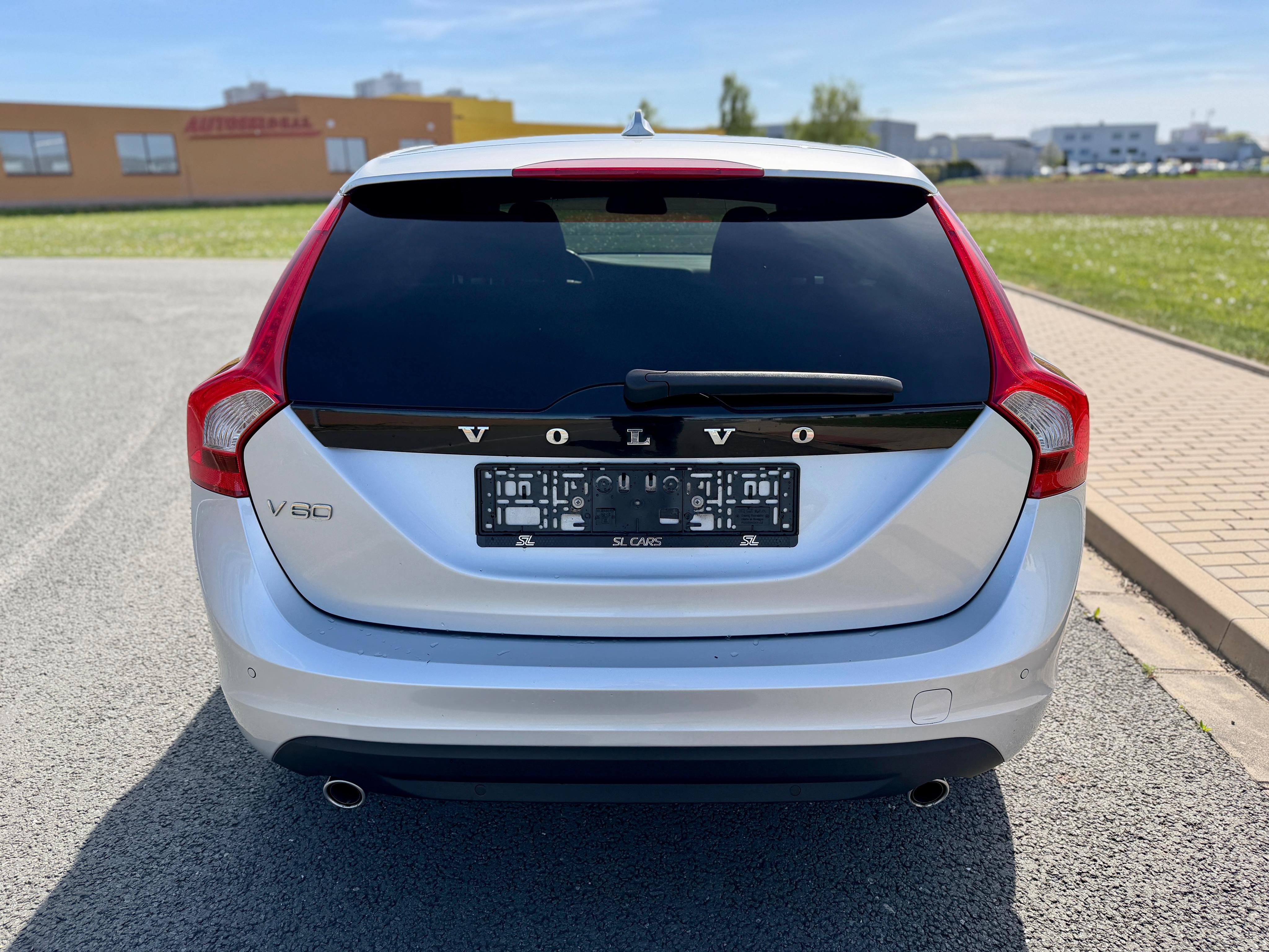 Volvo V60, 2.4 D5 KINETIC NAVI SERVISKA - fotka 4