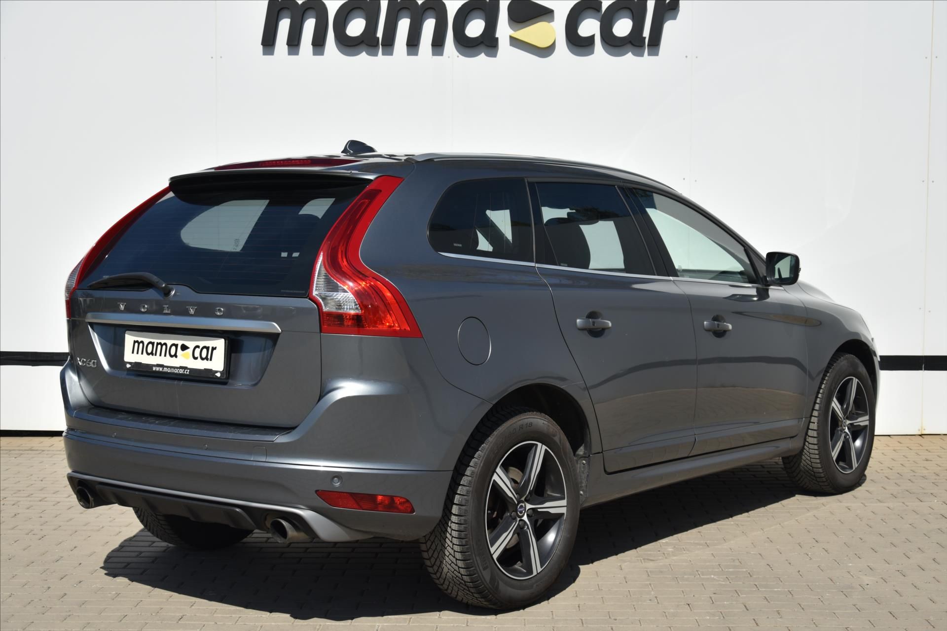 Volvo XC60, 2.0 T6 225kW AWD R-DESIGN ČR - fotka 2