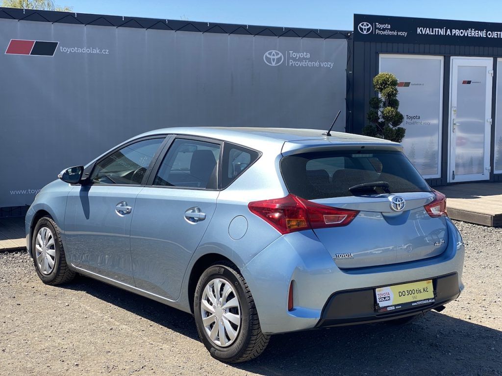 Toyota Auris, 1.33i, ČR, manual, 2x kola - fotka 5