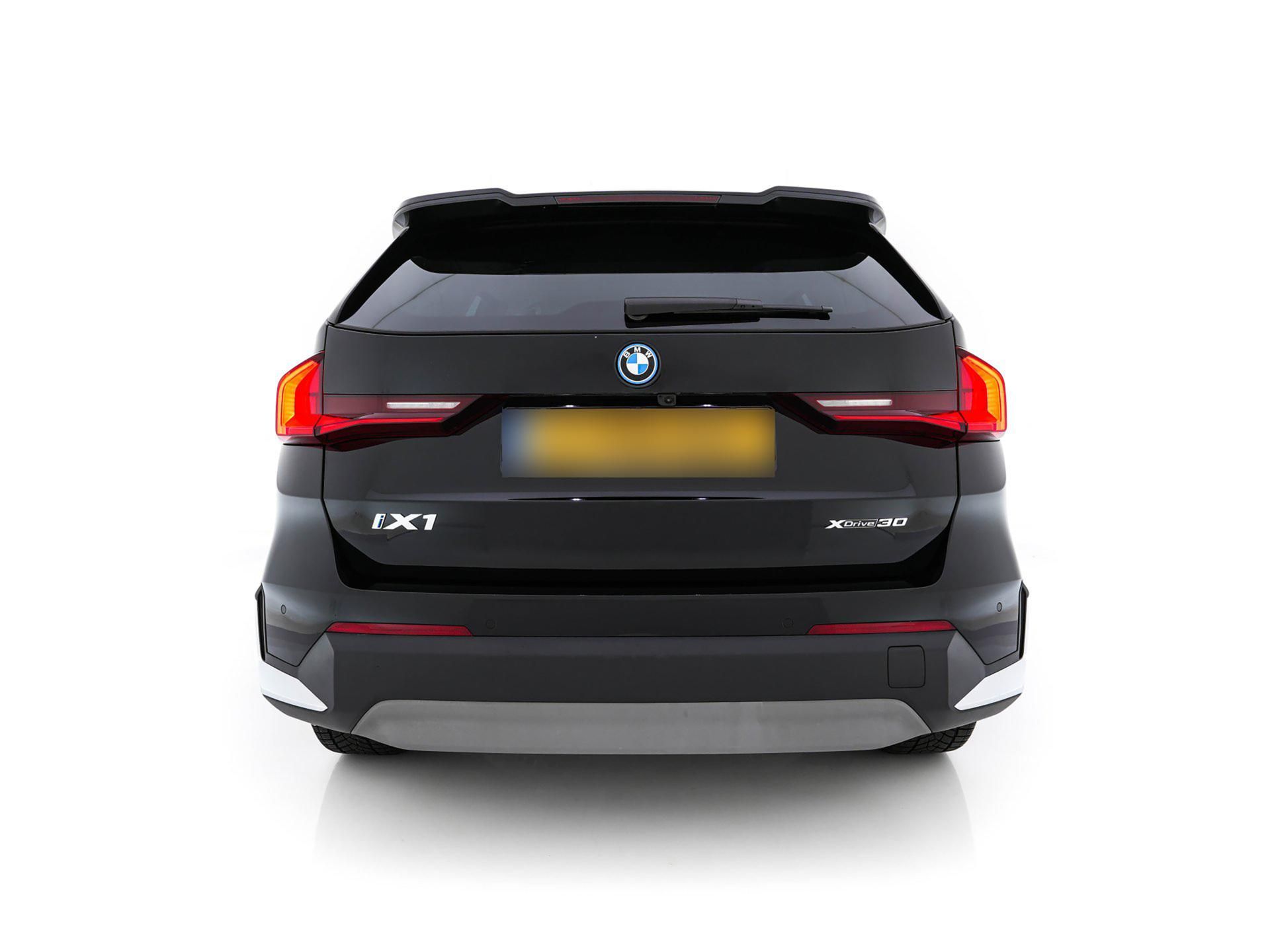 BMW iX1, xDrive30 4×4 - fotka 5