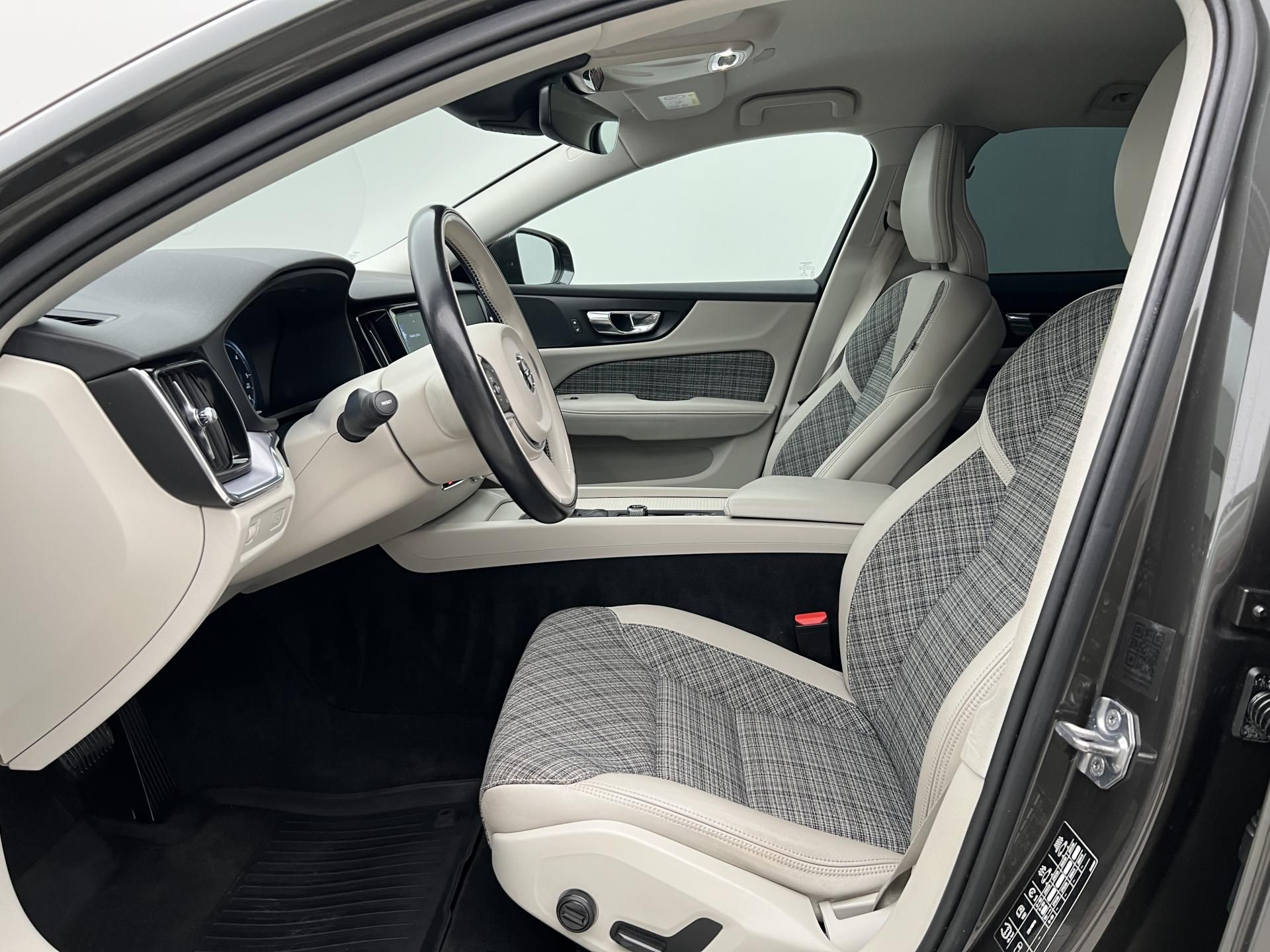 Volvo V60, D4 MOMENTUM AUT - fotka 3