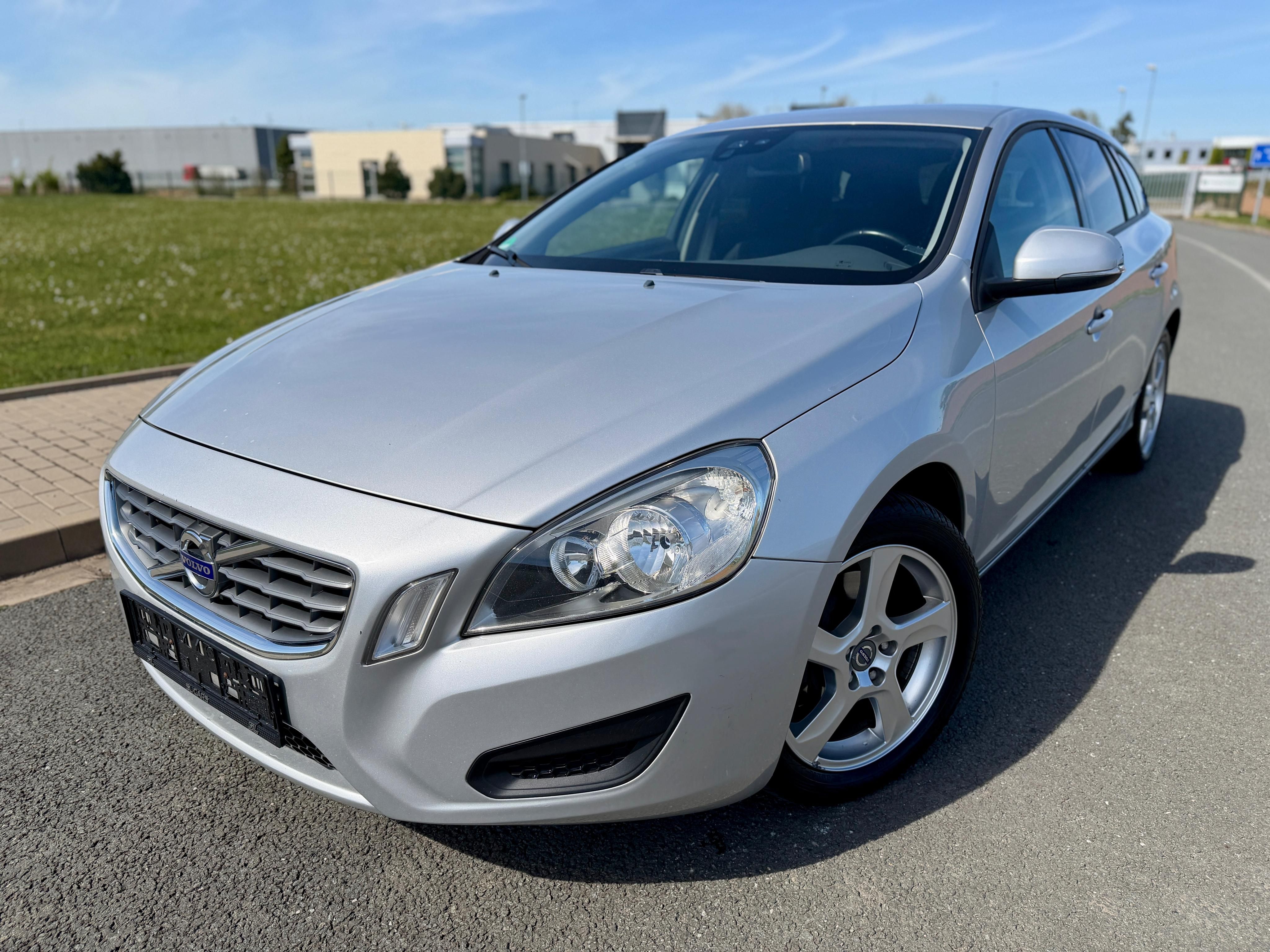 Volvo V60, 2.4 D5 KINETIC NAVI SERVISKA
