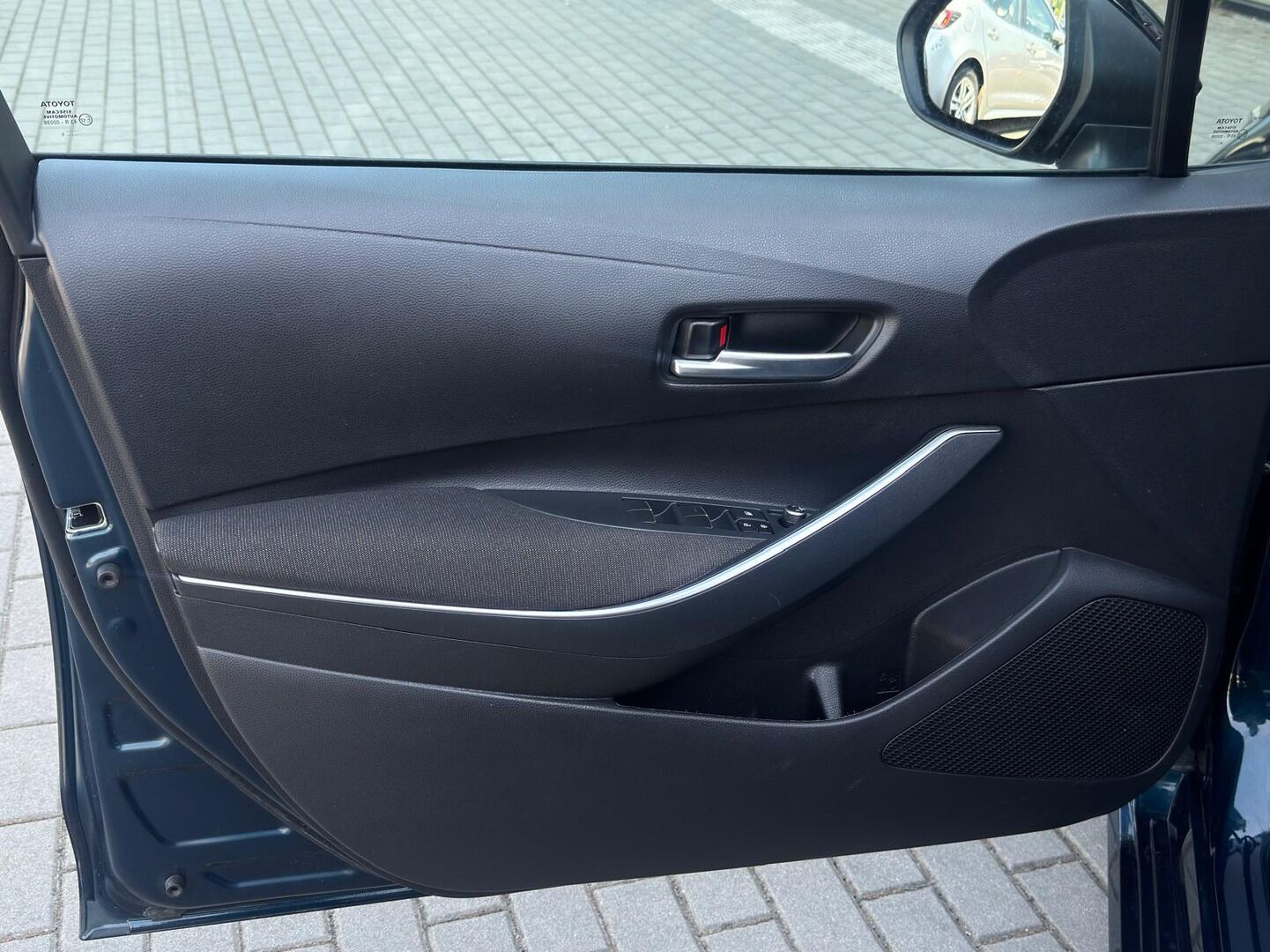 Toyota Corolla, 1.8 Hybrid Style - fotka 5