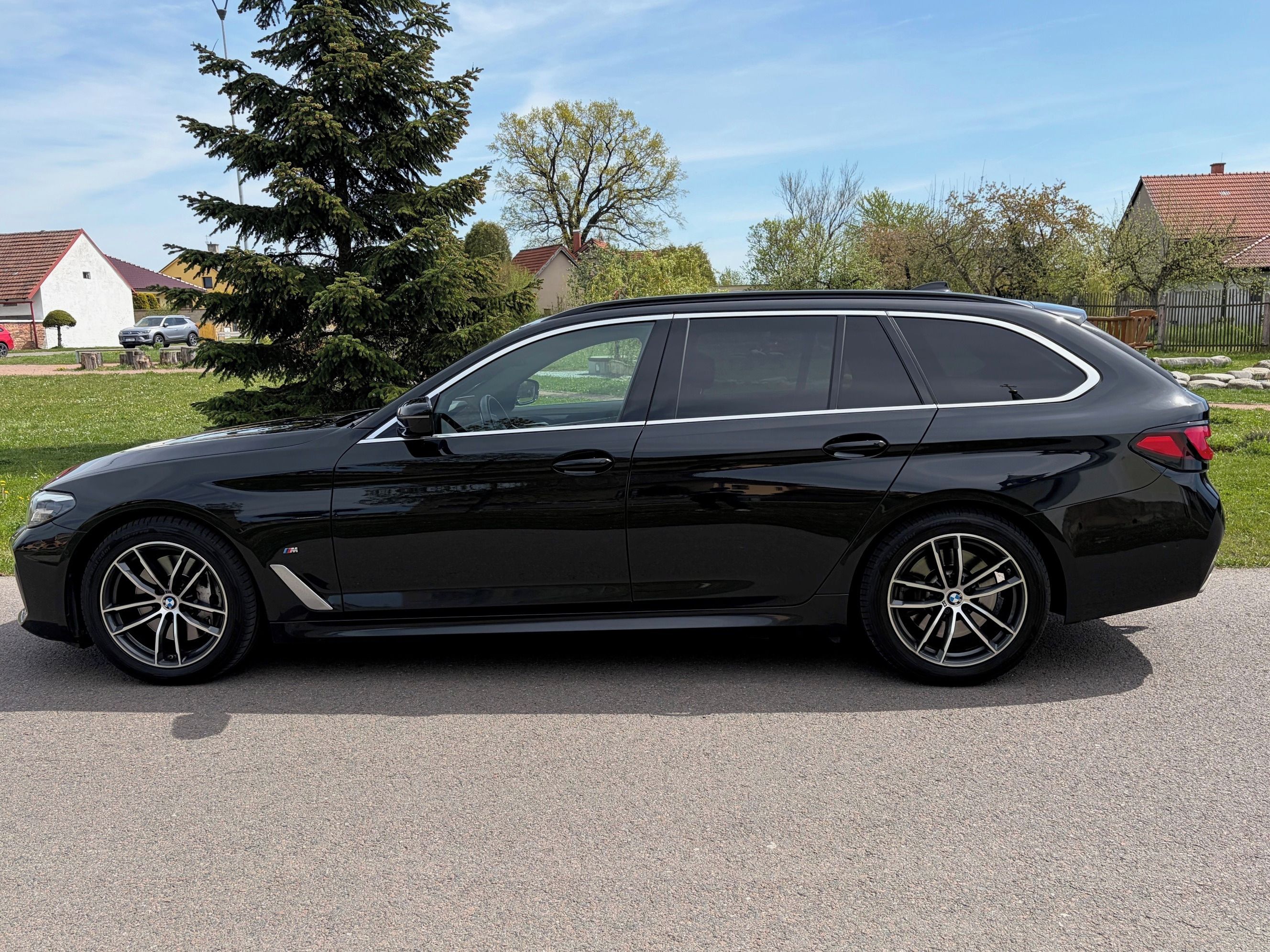 BMW Řada 5, 540i xDrive Msport,tažné,HUD - fotka 6