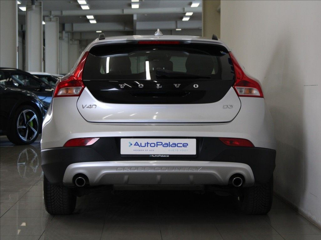 Volvo V40, 2,0 D3 110kW Cross Country LED - fotka 4