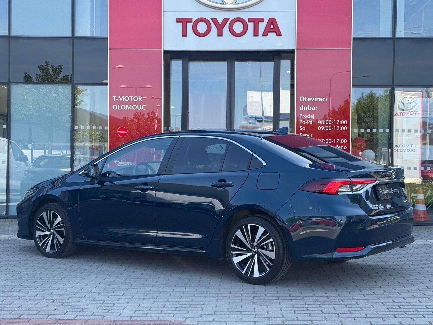 Toyota Corolla, 1.8 Hybrid Style - fotka 2