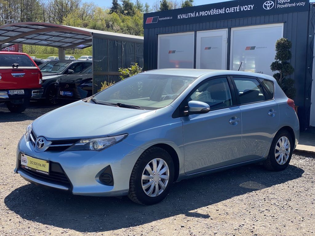 Toyota Auris, 1.33i, ČR, manual, 2x kola - fotka 4