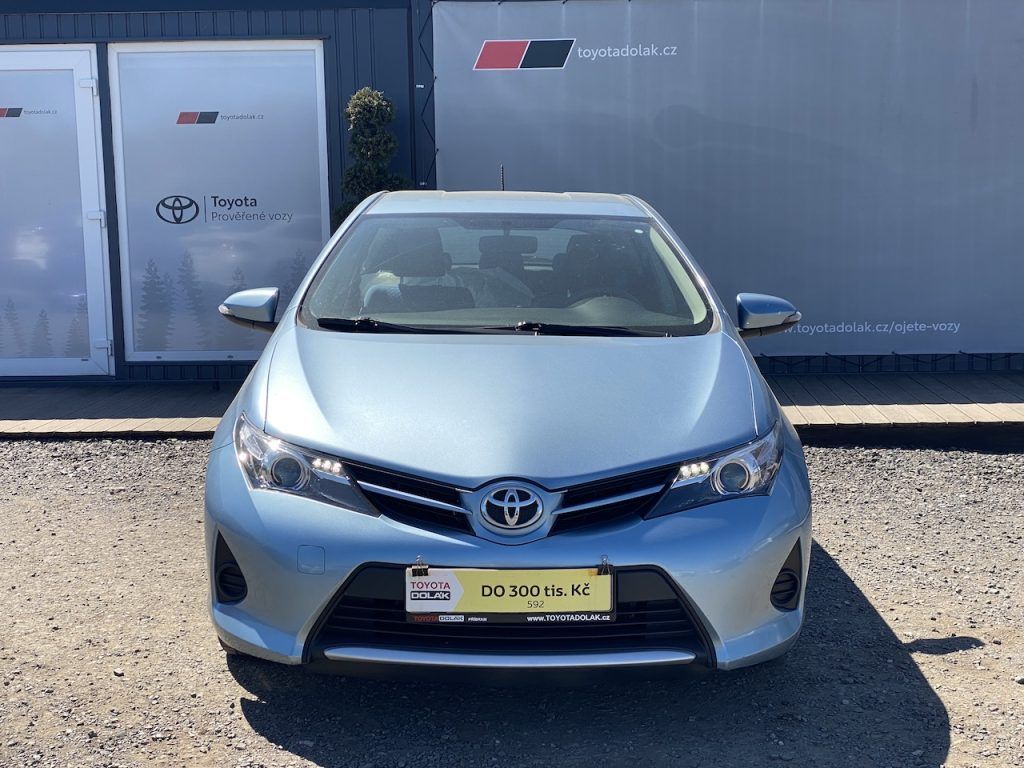 Toyota Auris, 1.33i, ČR, manual, 2x kola - fotka 3