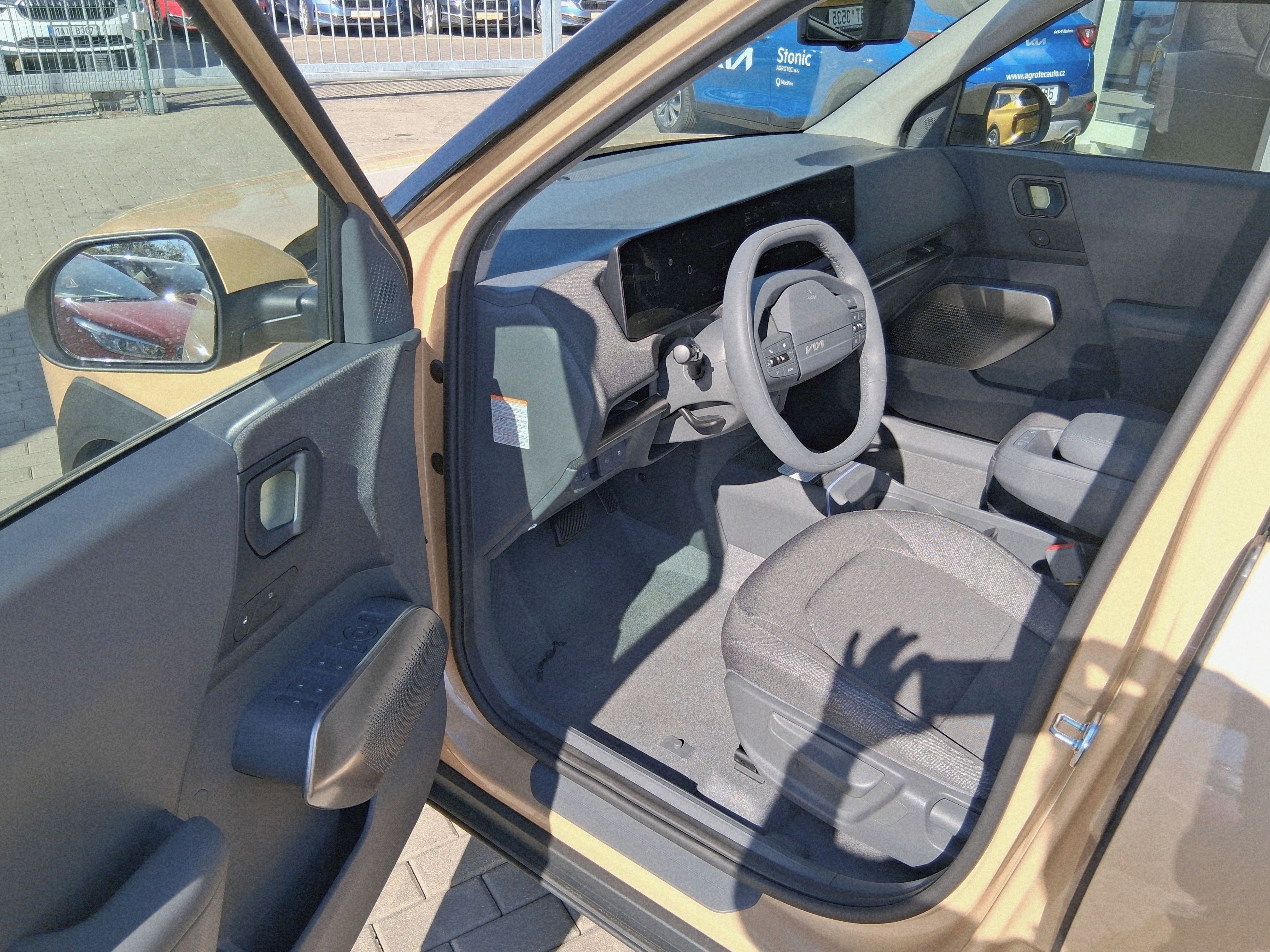 Kia EV2, motor 108kW aku 42,2kWh Earth - fotka 6