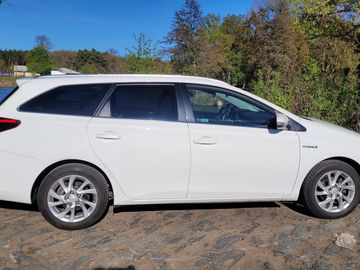 TS 1,8 Hybrid e-CVT Selection