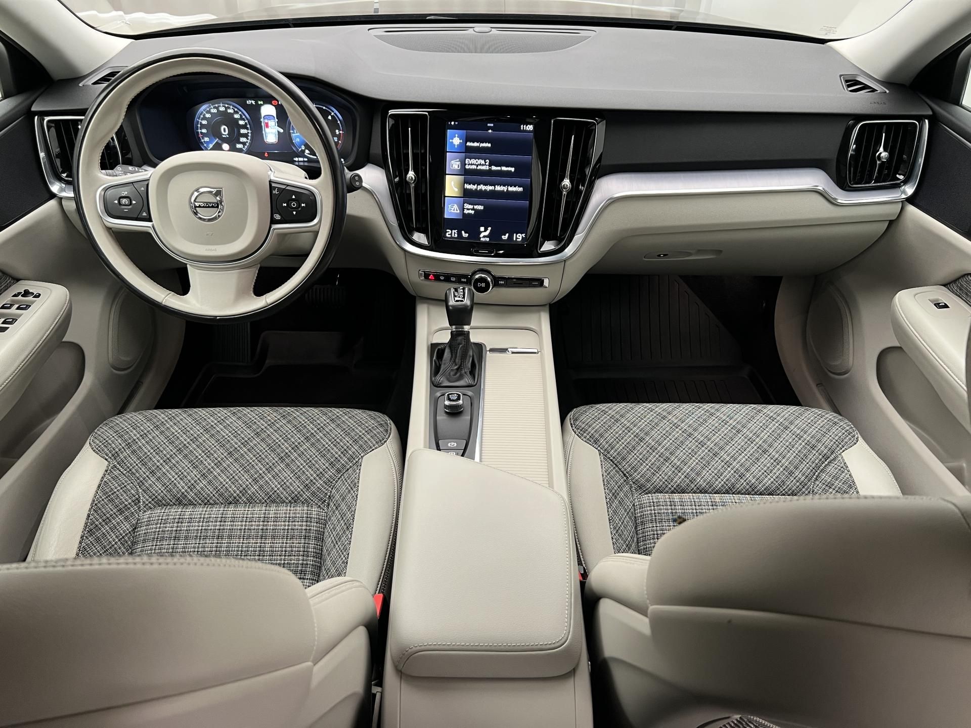 Volvo V60, D4 MOMENTUM AUT - fotka 2