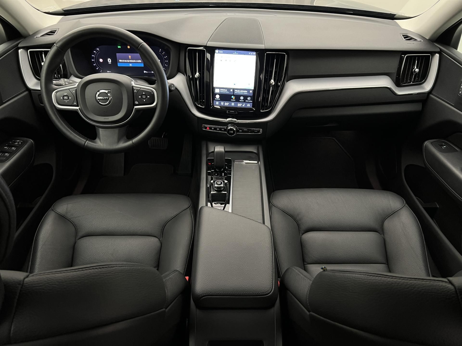 Volvo XC60, B4 AWD MOM PRO AUT - fotka 2