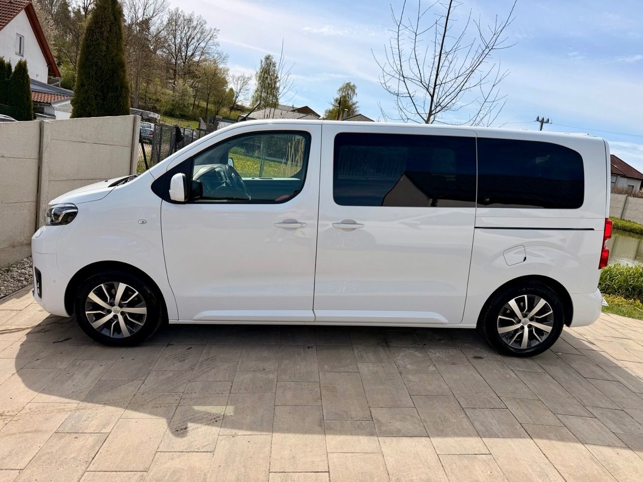Toyota Proace, 130kW Automat 8.míst WEBASTO - fotka 2