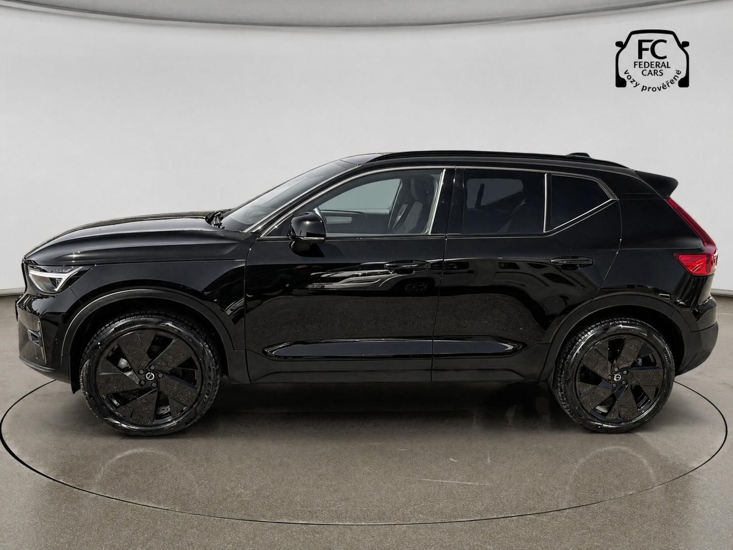 Volvo XC40, B3 FWD Black Edition + kola - fotka 2