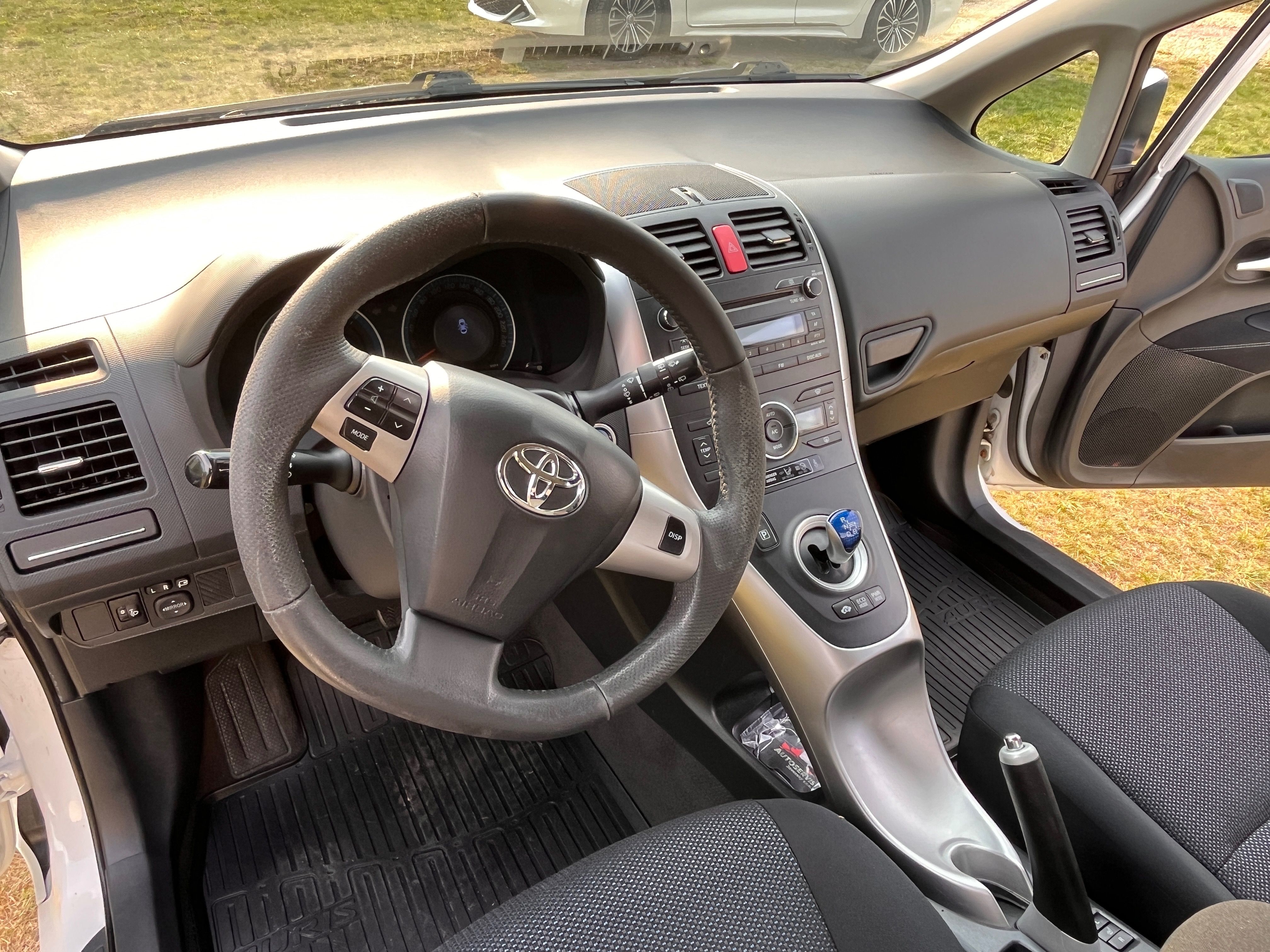 Toyota Auris, 1,8 hybrid, servisováno - fotka 2