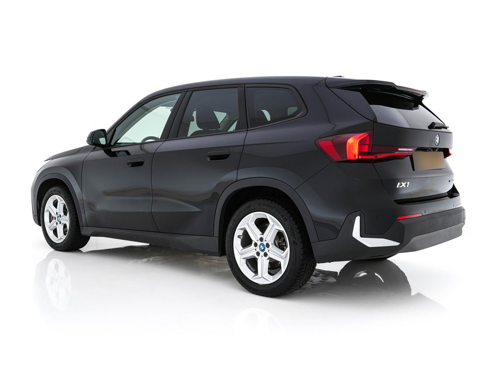 BMW iX1, xDrive30 4×4 - fotka 6
