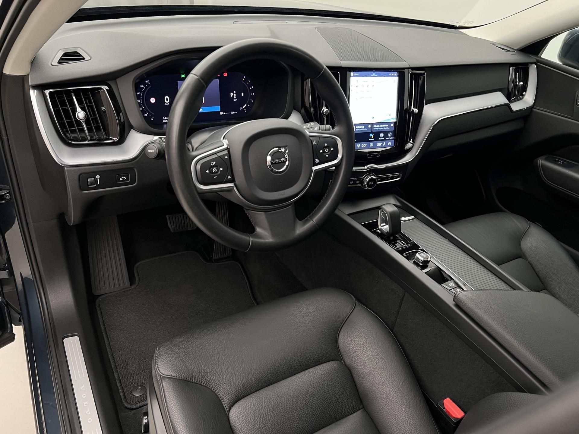 Volvo XC60, B4 AWD MOM PRO AUT - fotka 4