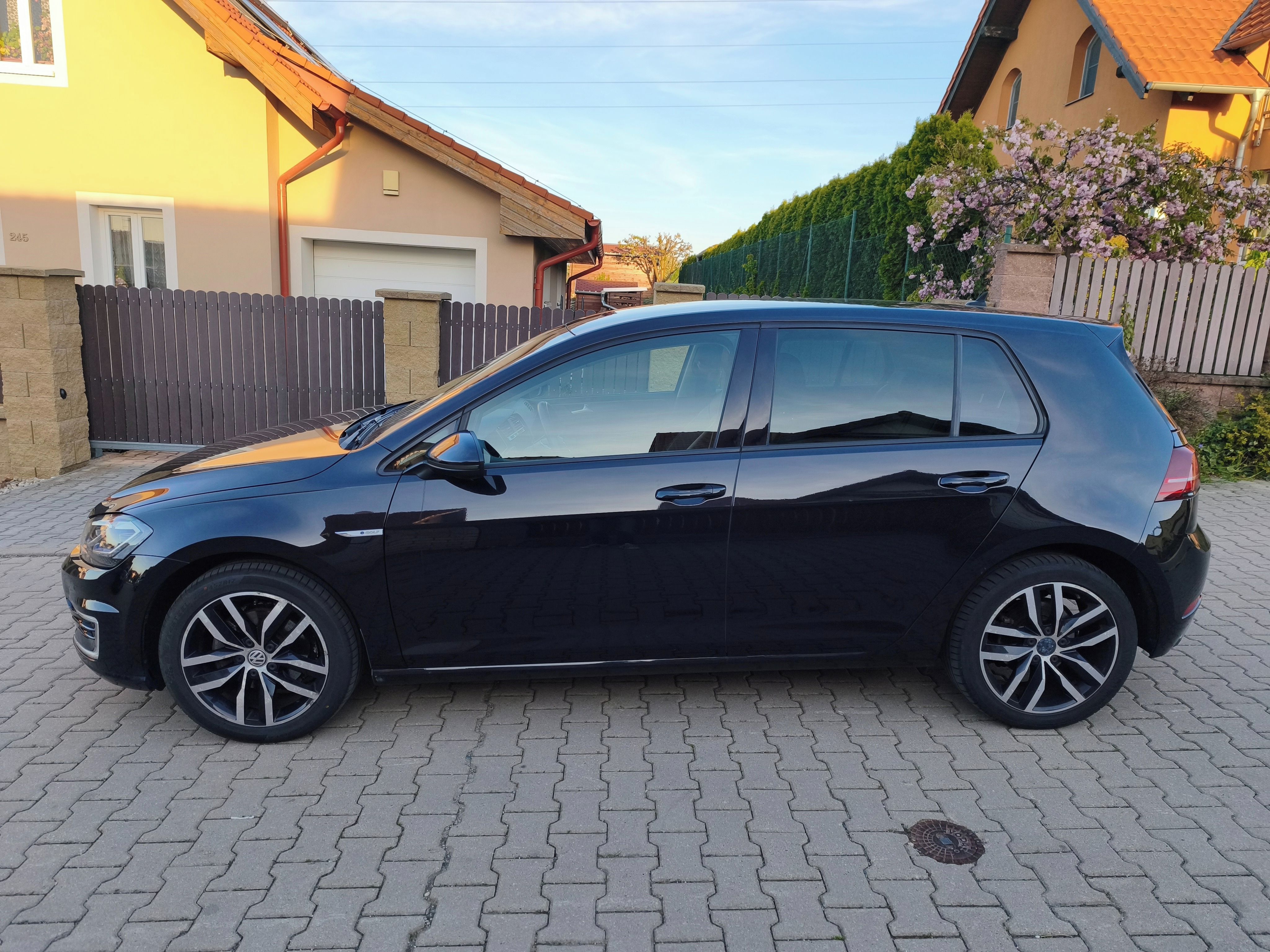 Volkswagen e-Golf, TČ*ACC*Kůže*Výhřev*kamera*keyl - fotka 2