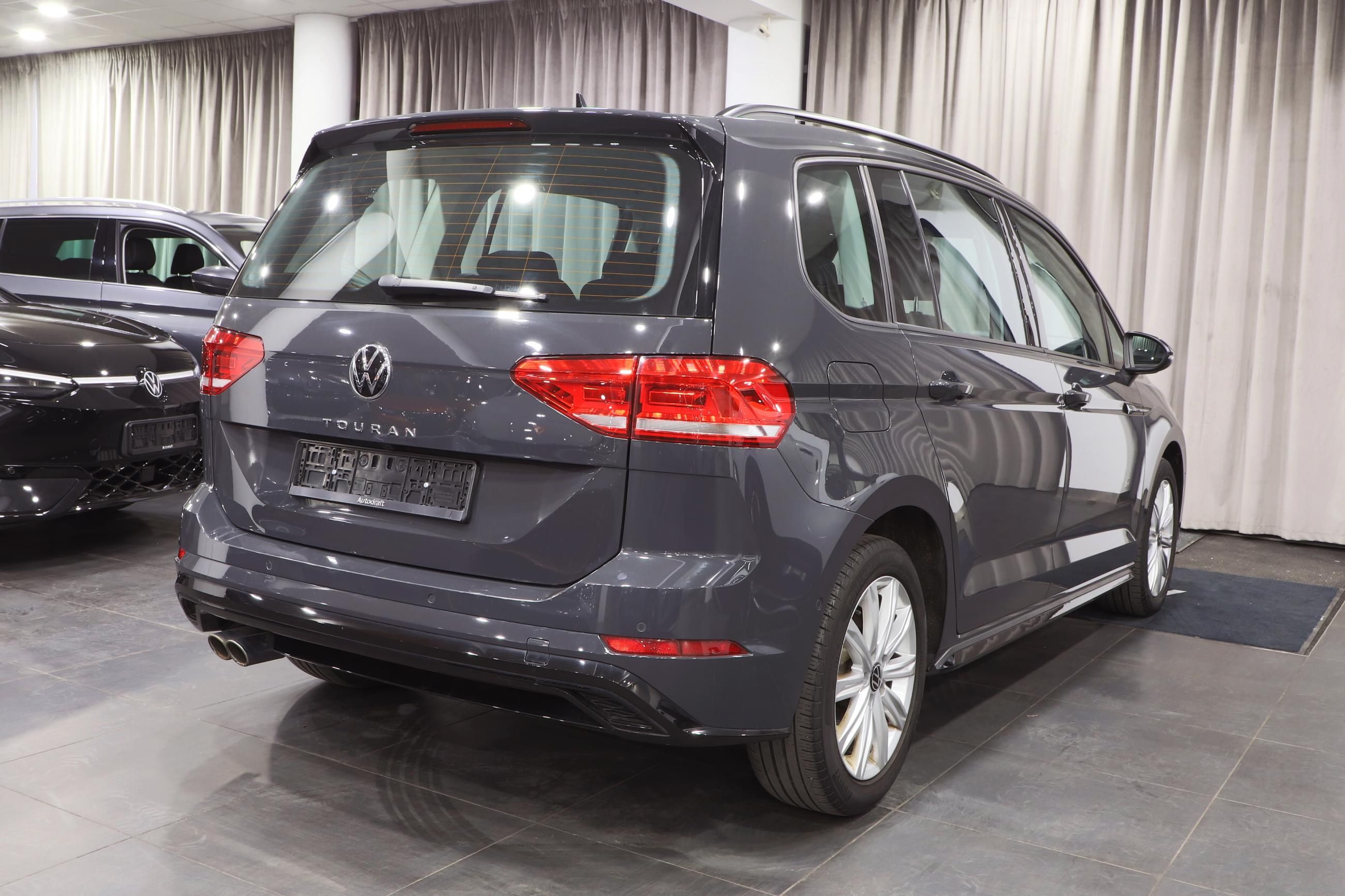 Volkswagen Touran, R-Line Webasto 7-míst - fotka 3