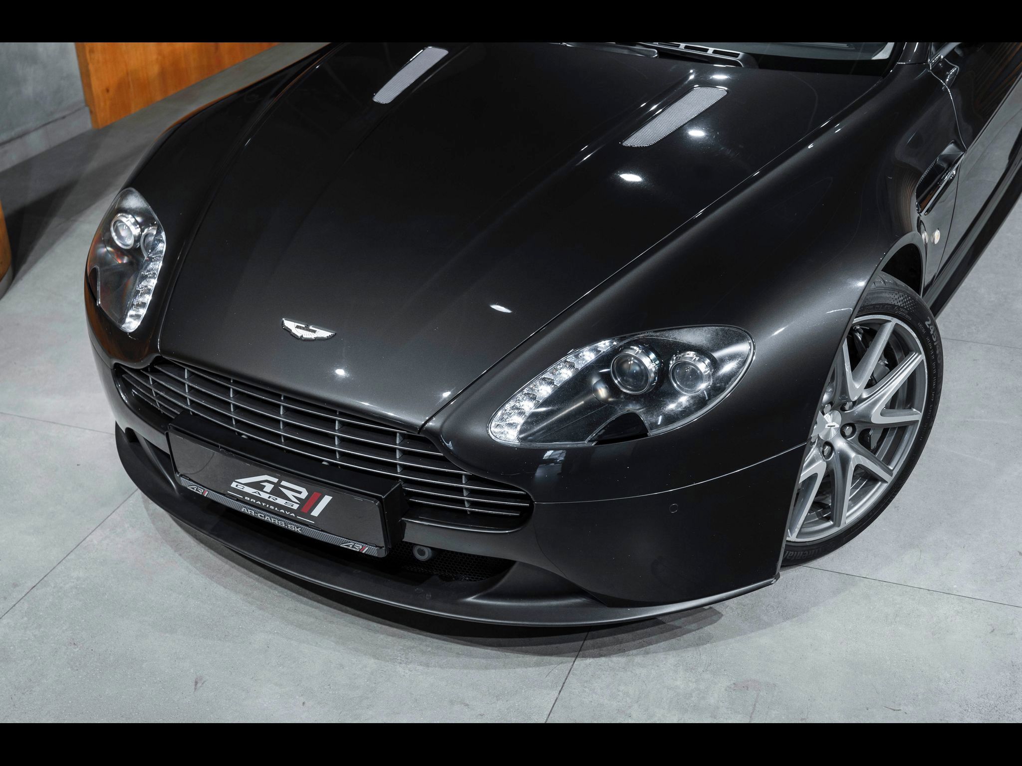 Aston Martin V8 Vantage - fotka 4