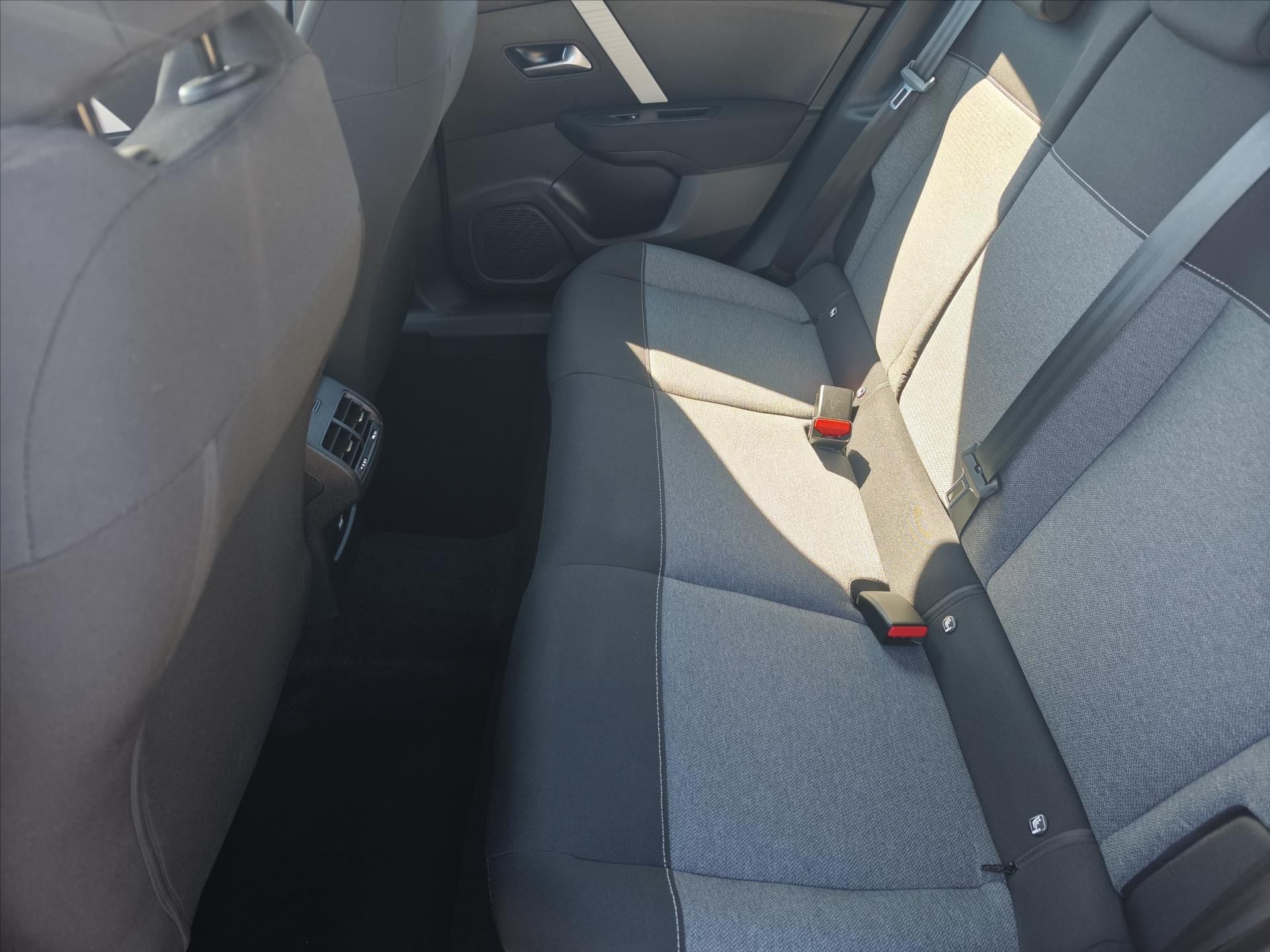 Citroën C4, 1,2PT 130 1.MAJ,ČR zár.12/2028 - fotka 6