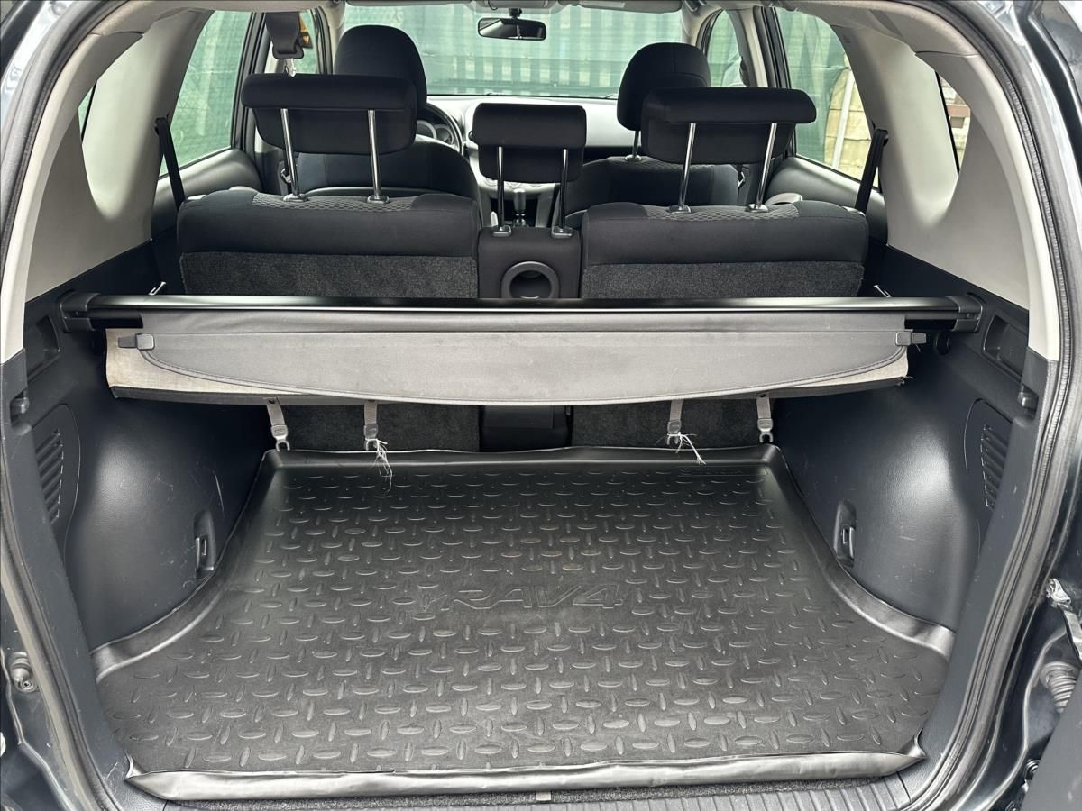 Toyota Rav4, 2,2 D-4D BEZ KOROZE PO SERVISE - fotka 5