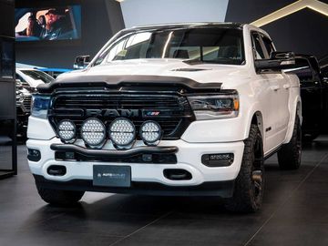 5.7 V8 Laramie NIGHT EDITION