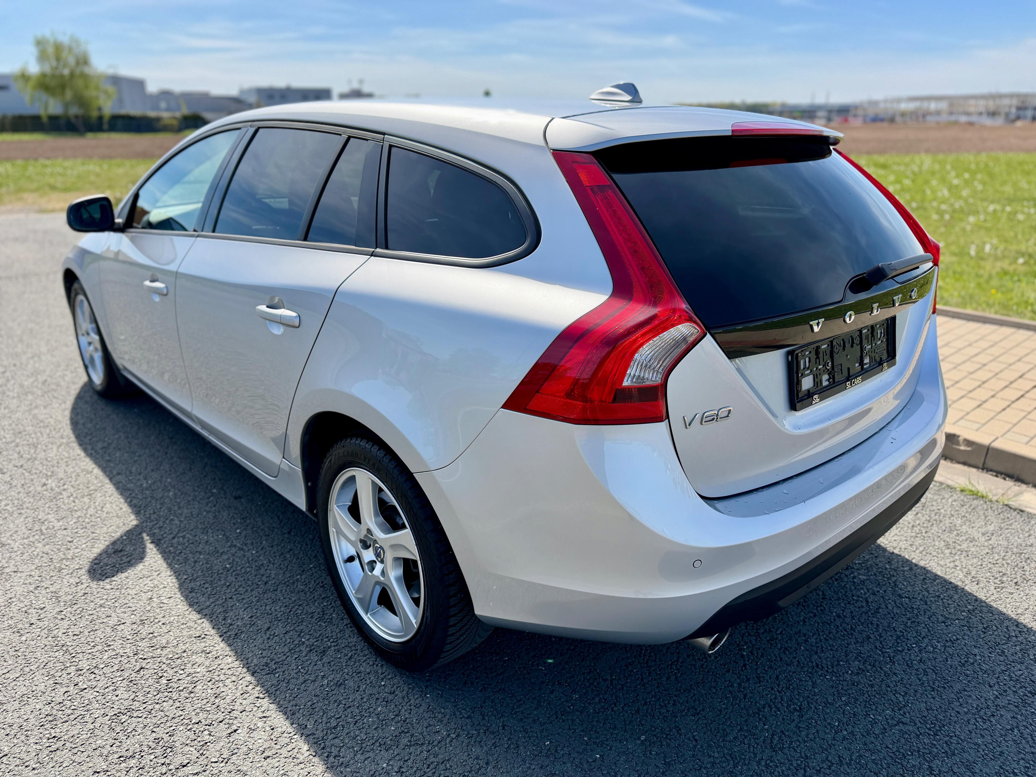 Volvo V60, 2.4 D5 KINETIC NAVI SERVISKA - fotka 3