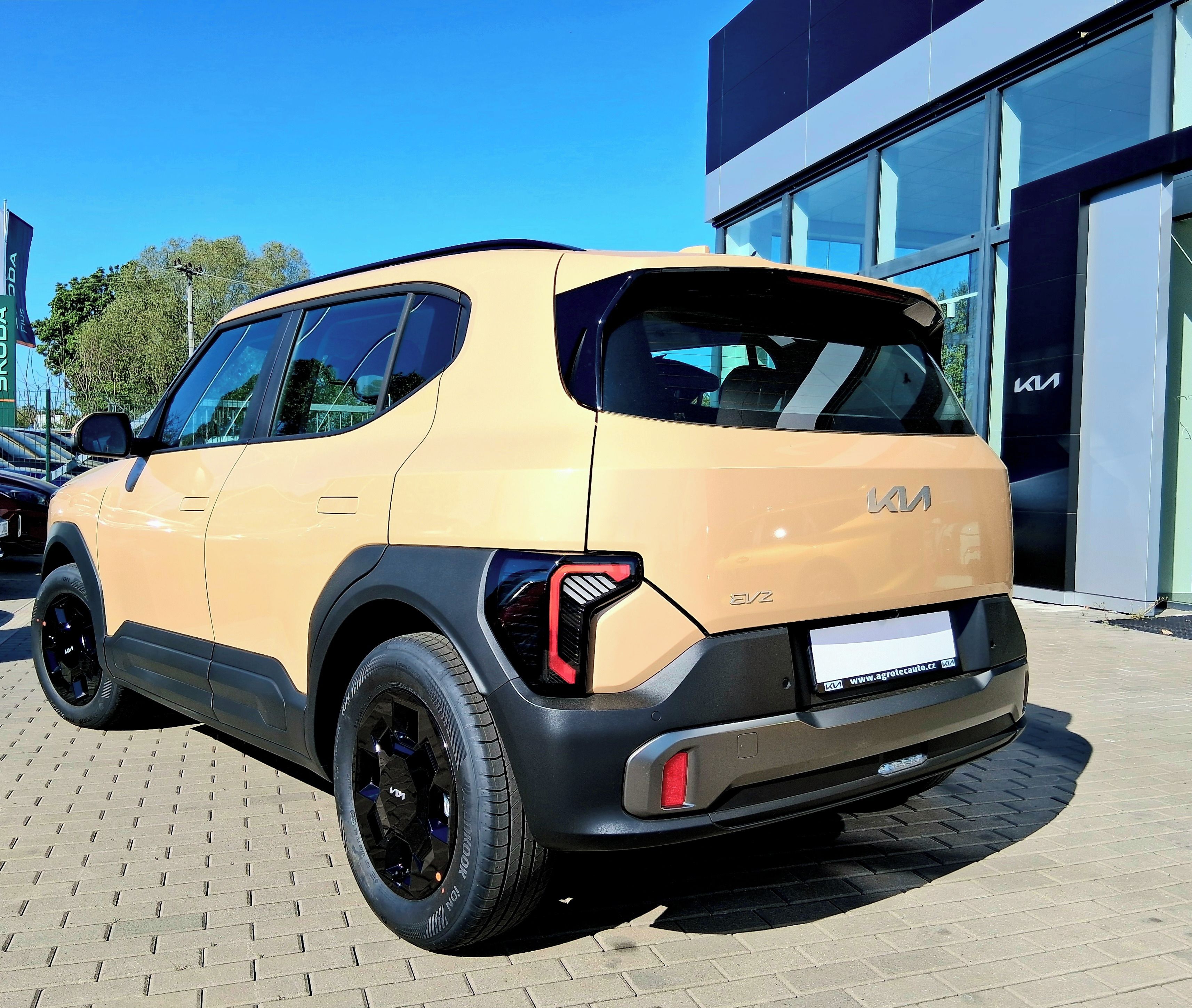 Kia EV2, motor 108kW aku 42,2kWh Earth - fotka 3