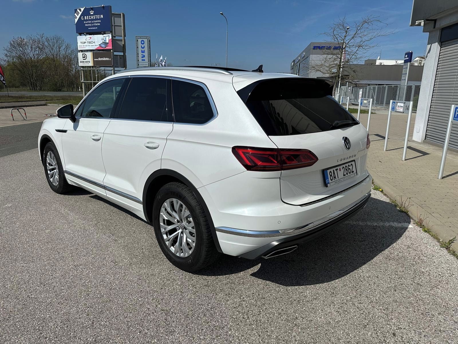 Volkswagen Touareg, Elegance 3.0 V6 210kW Čr - fotka 4