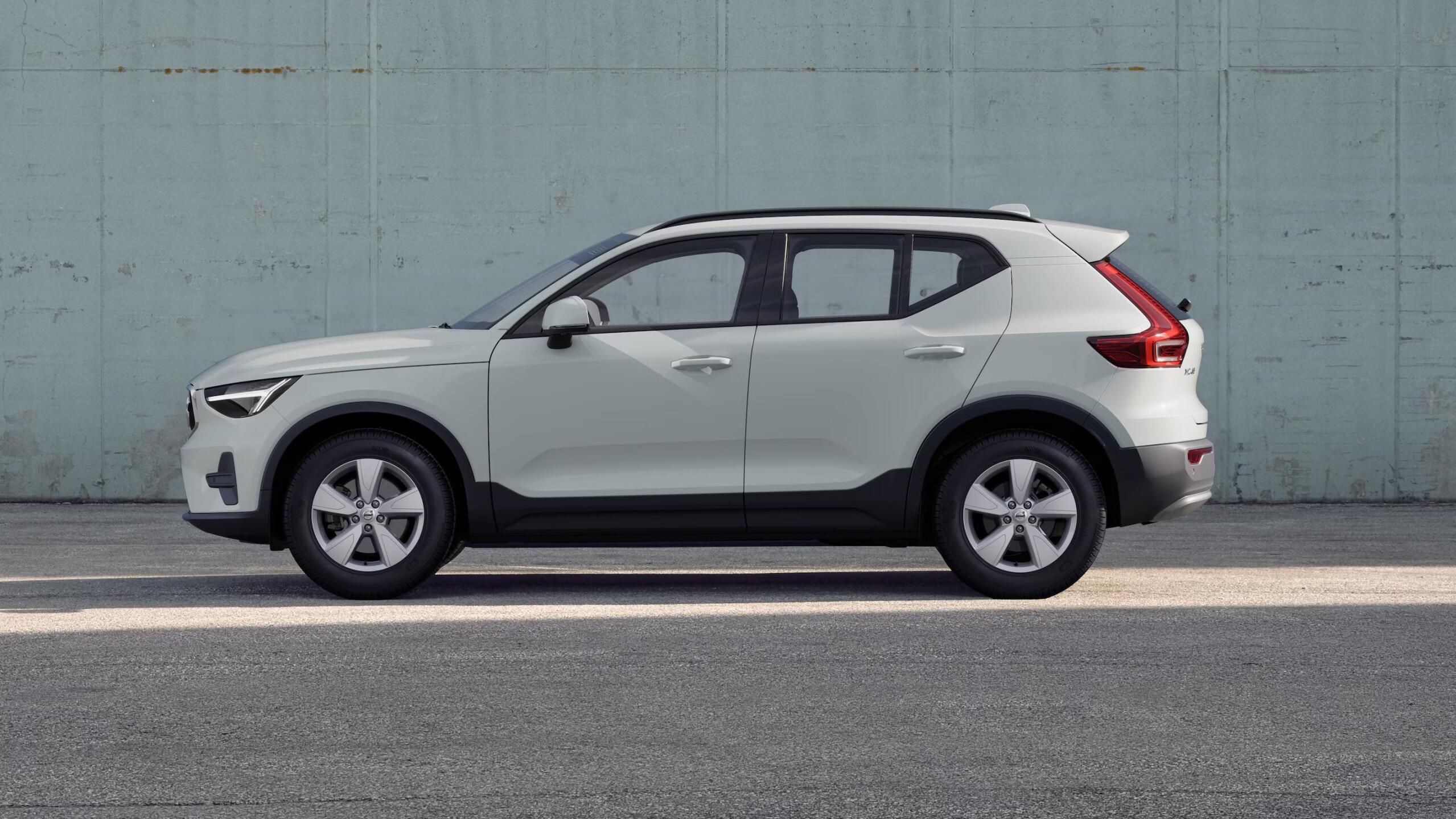 Volvo XC40, ESSENTIAL, B3 FWD, 120+10 kW / - fotka 2