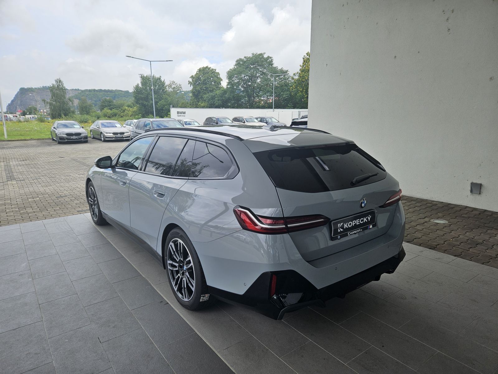 BMW Řada 5, 520d xDrive Touring M Sport - fotka 4