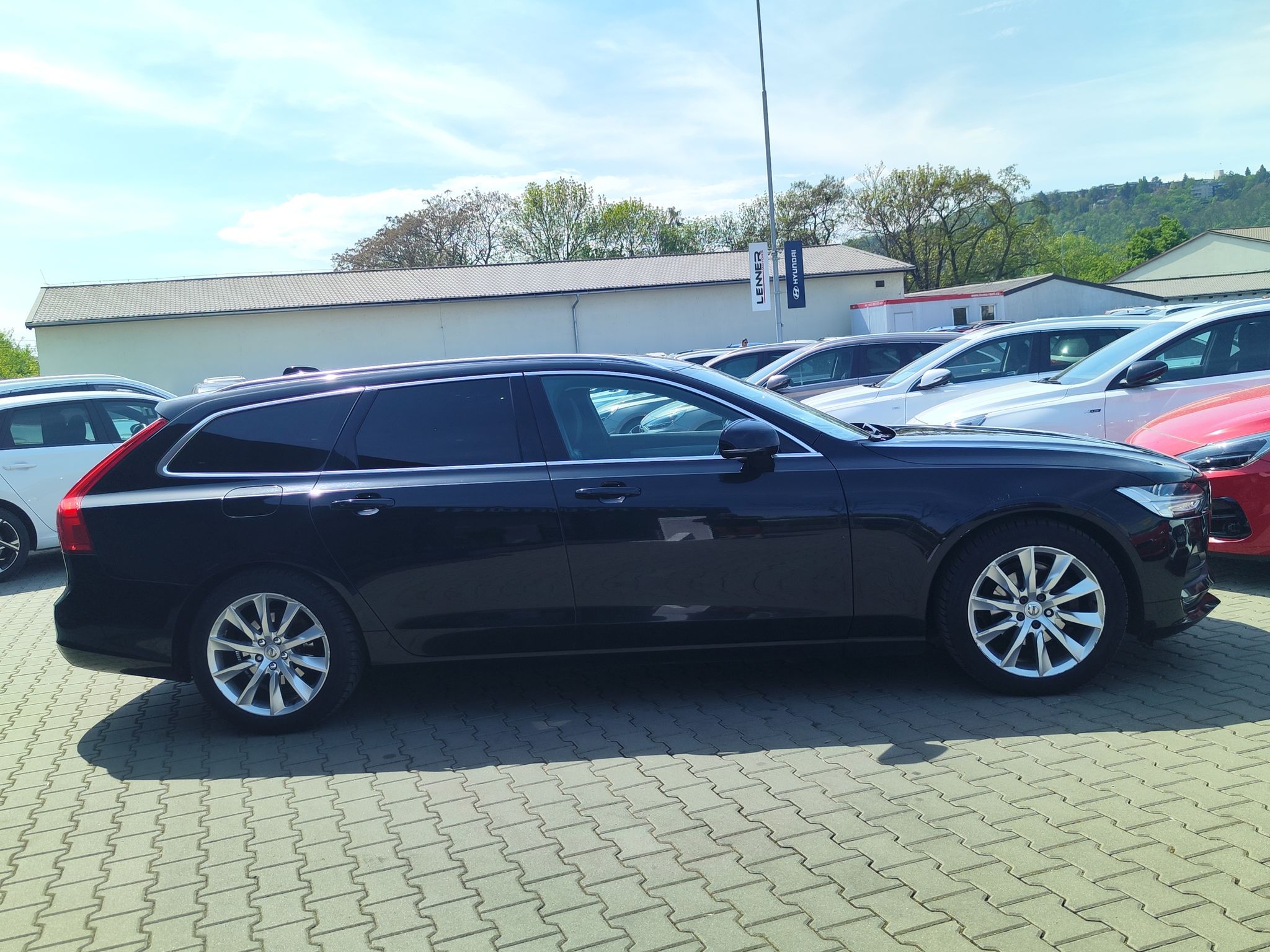 Volvo V90, D4 2.0/140kW Momentum AT - fotka 4